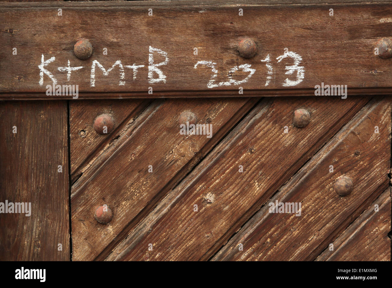 L'Epiphanie Bénédiction K +M +B 2013 signifiant 'Christ bénisse cette maison' à la craie sur une porte de chambre à Kutná Hora, République tchèque. Banque D'Images