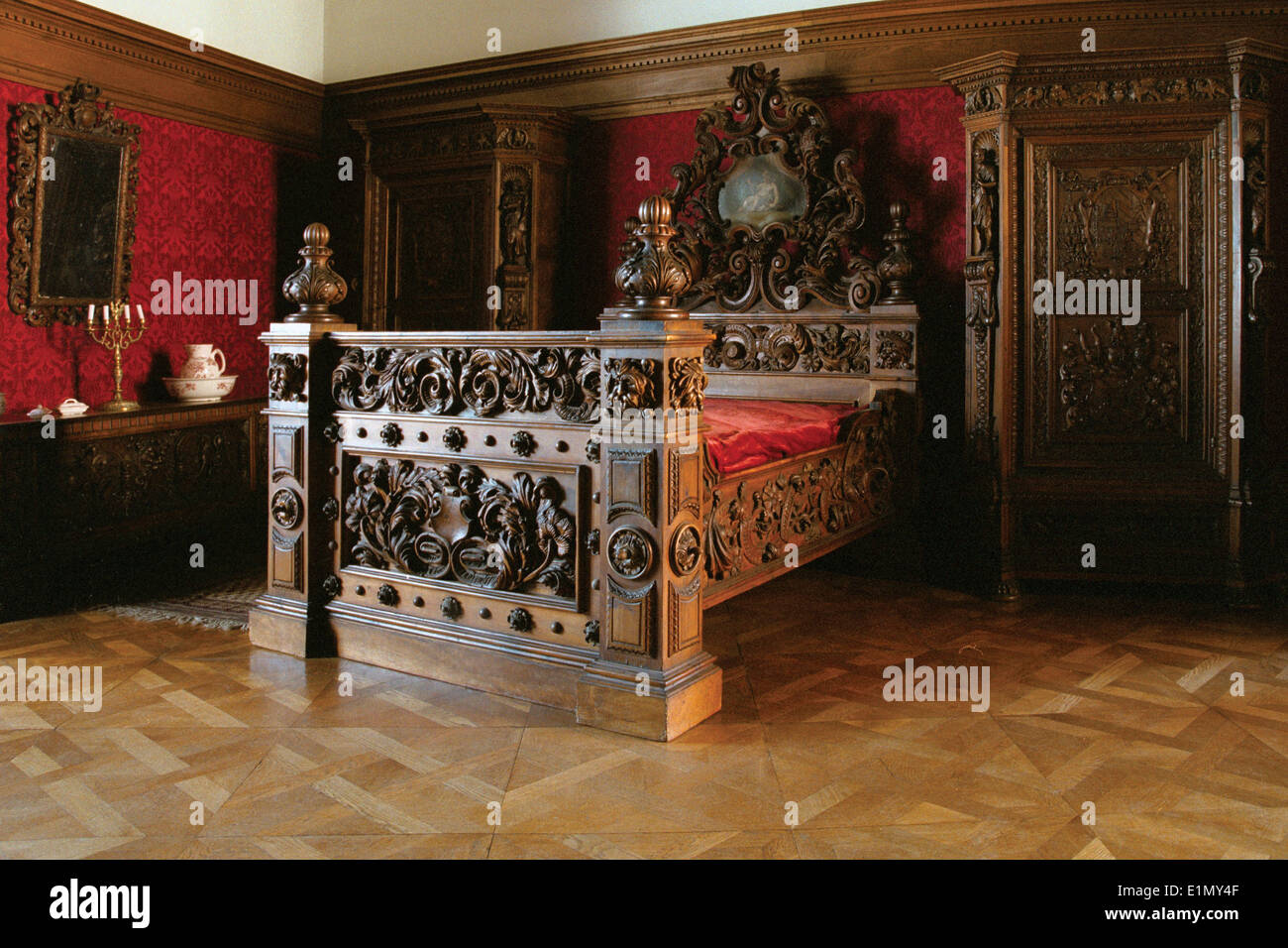 Lit en bois sculpté dans la chambre à coucher du Grand Maître. Le château de Bouzov, Moravie, République tchèque. Banque D'Images