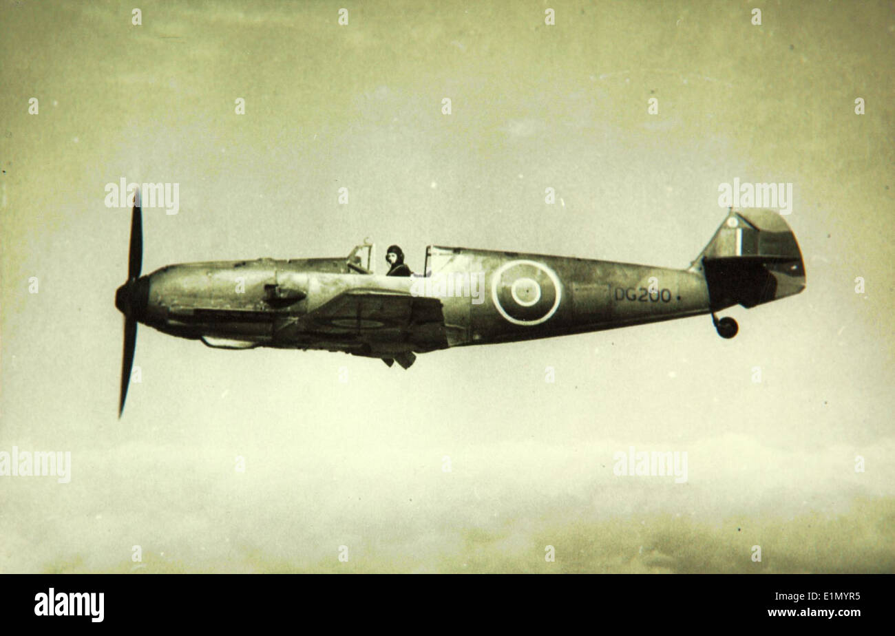 Le Messerschmitt Bf 109 E-3, un important chasseur de la Luftwaffe utilisé pendant la seconde Guerre mondiale, a été capturé par la Royal Air Force. L'avion, qui faisait partie de la flotte de la Luftwaffe au début de la guerre, a joué un rôle crucial dans la bataille d'Angleterre et d'autres batailles aériennes clés en Europe. Banque D'Images