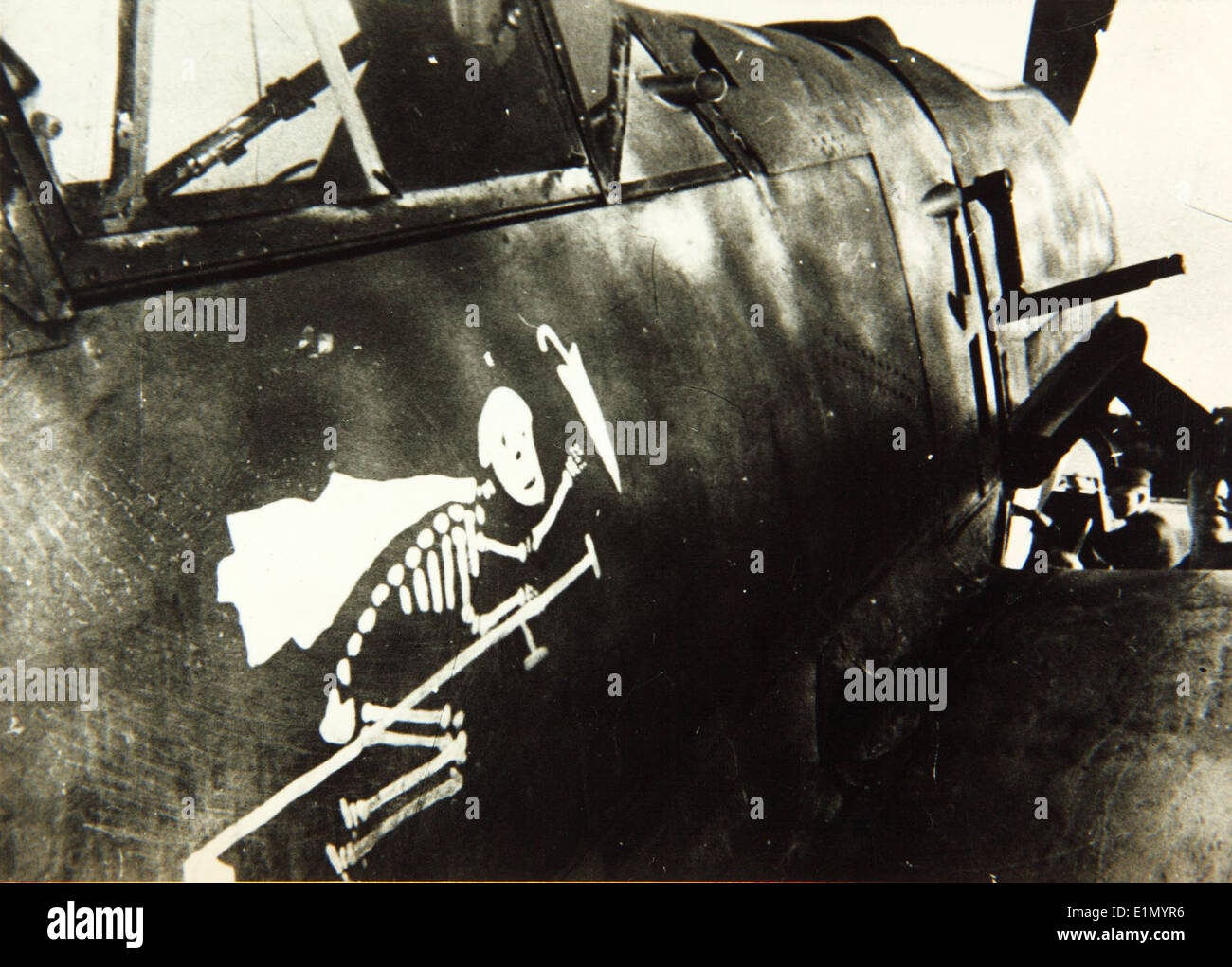 Le Messerschmitt Bf 109, un avion de chasse allemand largement utilisé pendant la seconde Guerre mondiale, est l'un des avions militaires les plus emblématiques. La variante Bf 109b a joué un rôle clé dans les opérations de la Luftwaffe, connue pour sa maniabilité et sa puissance de feu. Banque D'Images