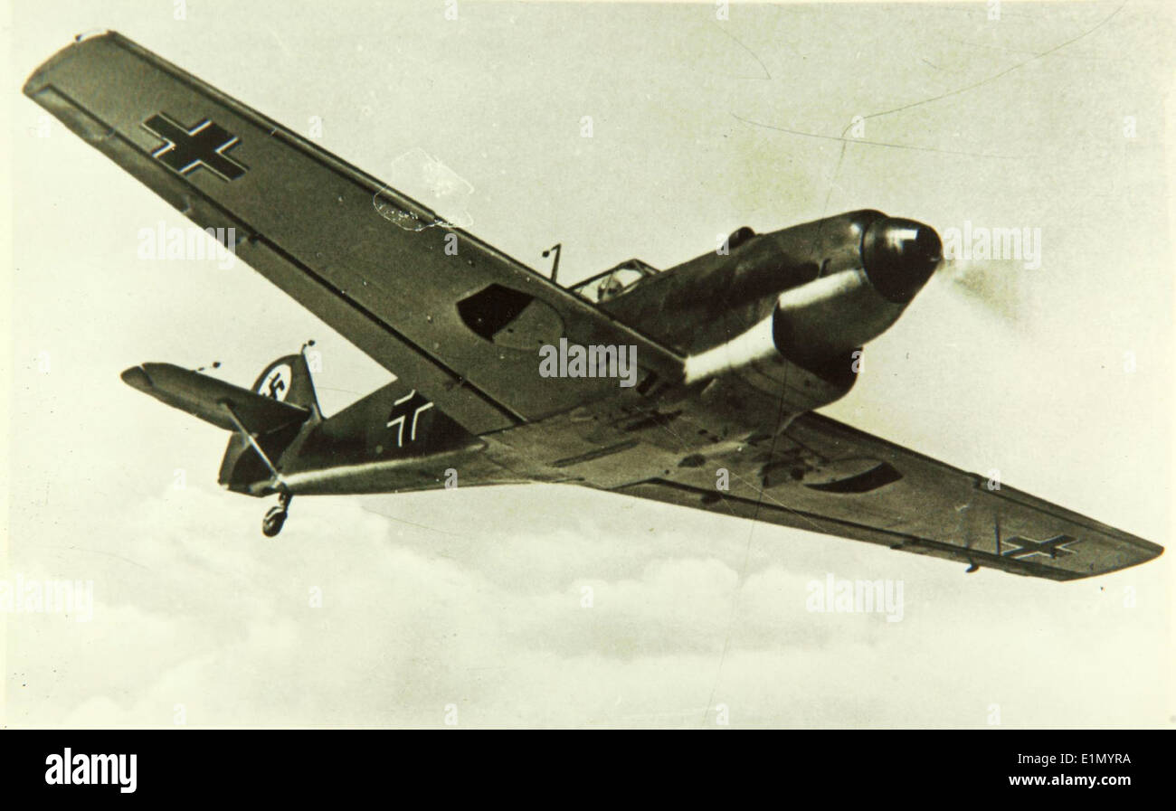 Le Messerschmitt Bf 109b, une variante du célèbre chasseur allemand, a été utilisé par la Luftwaffe pendant les premières années de la guerre mondiale IIIème. Connu pour sa vitesse et sa maniabilité, le Bf 109 a été l'un des chasseurs les plus efficaces du conflit. Banque D'Images
