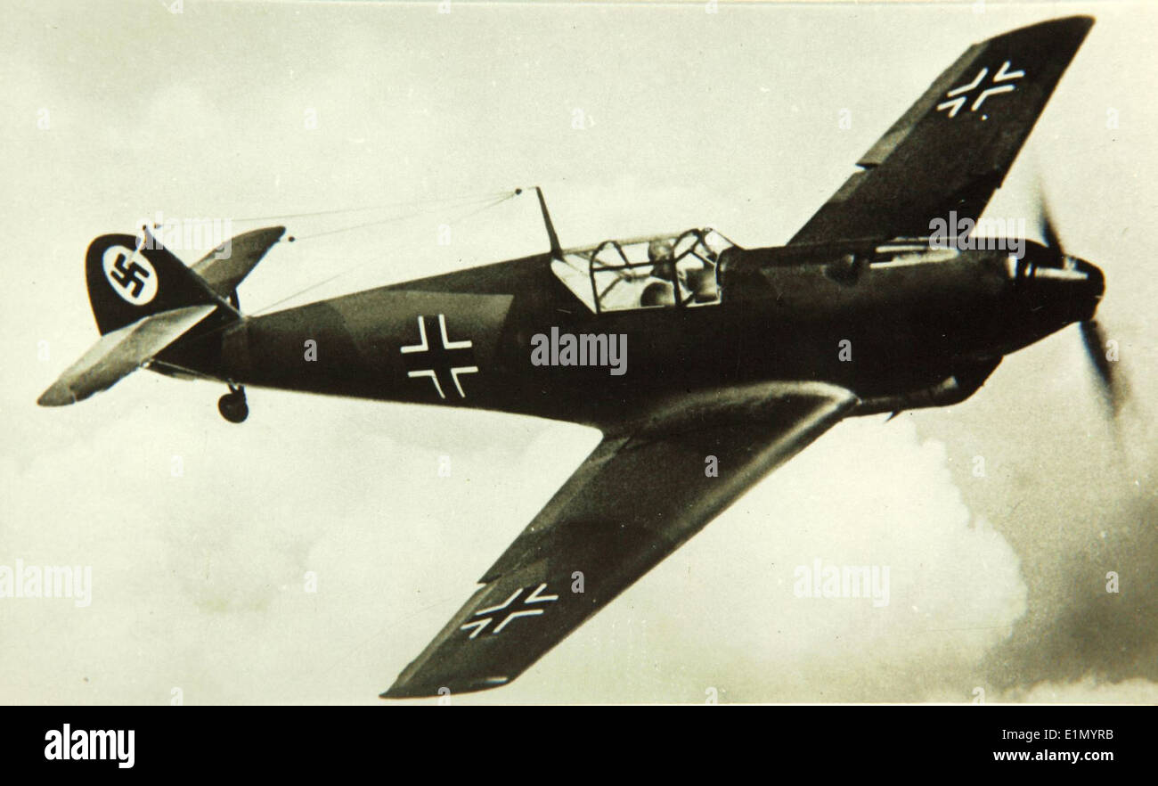 Le Messerschmitt Bf 109, en particulier la variante Bf 109b, était l'un des avions de chasse les plus emblématiques et les plus utilisés de la IIe Guerre mondiale. Il était un élément clé de la Luftwaffe et a joué un rôle important dans de nombreuses batailles majeures du conflit. Banque D'Images