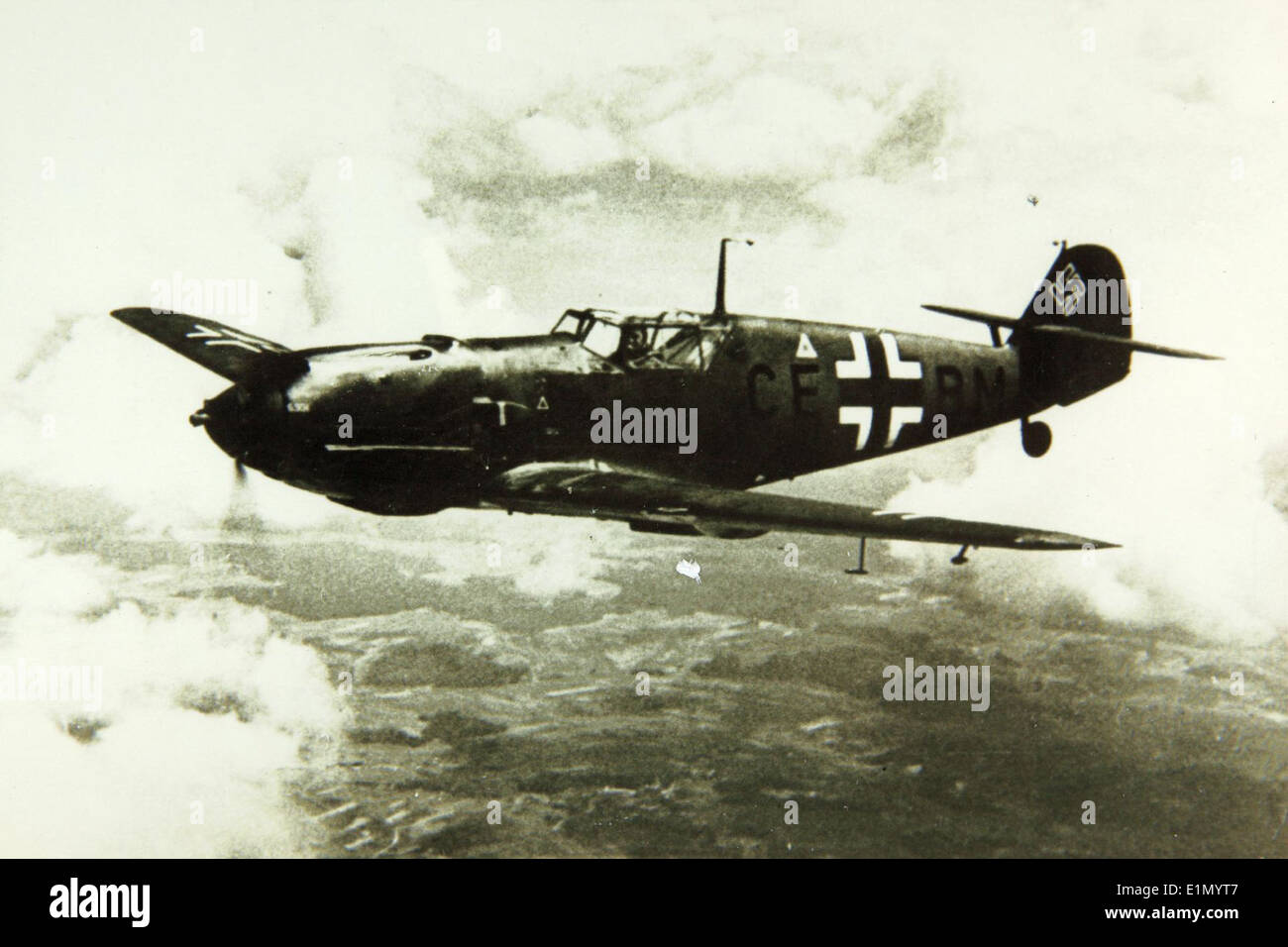 Le Messerschmitt Bf 109, en particulier le modèle Bf 109b, était un avion de chasse allemand clé pendant la seconde Guerre mondiale, réputé pour ses performances et sa polyvalence dans les missions de combat air-air et de soutien au sol. Banque D'Images