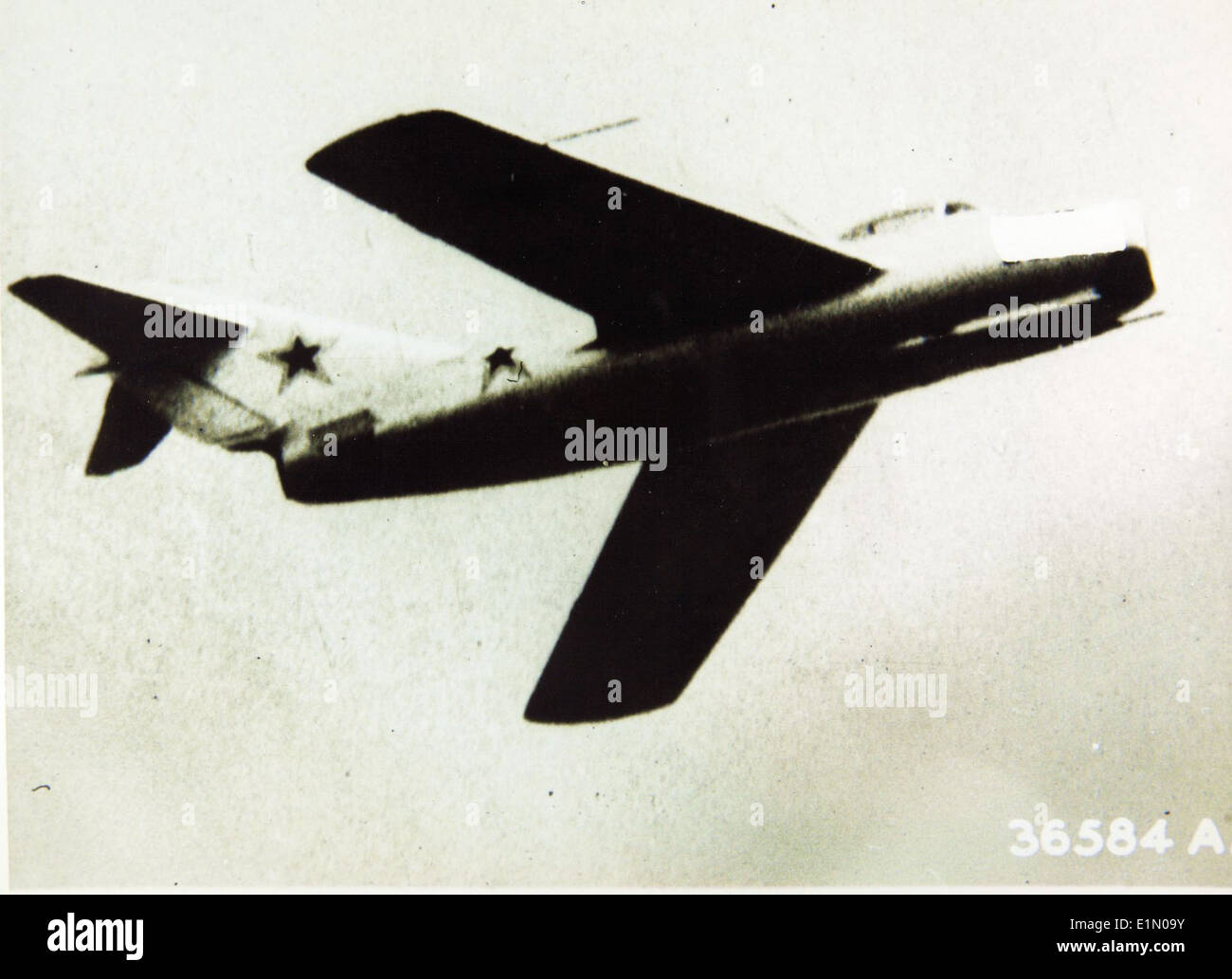 Le MiG-15, surnommé « fagot » par l'OTAN, était un avion de chasse à réaction soviétique largement utilisé pendant la guerre de Corée. Connu pour sa vitesse et sa maniabilité, il a été un acteur clé dans les premiers combats à réaction. Banque D'Images