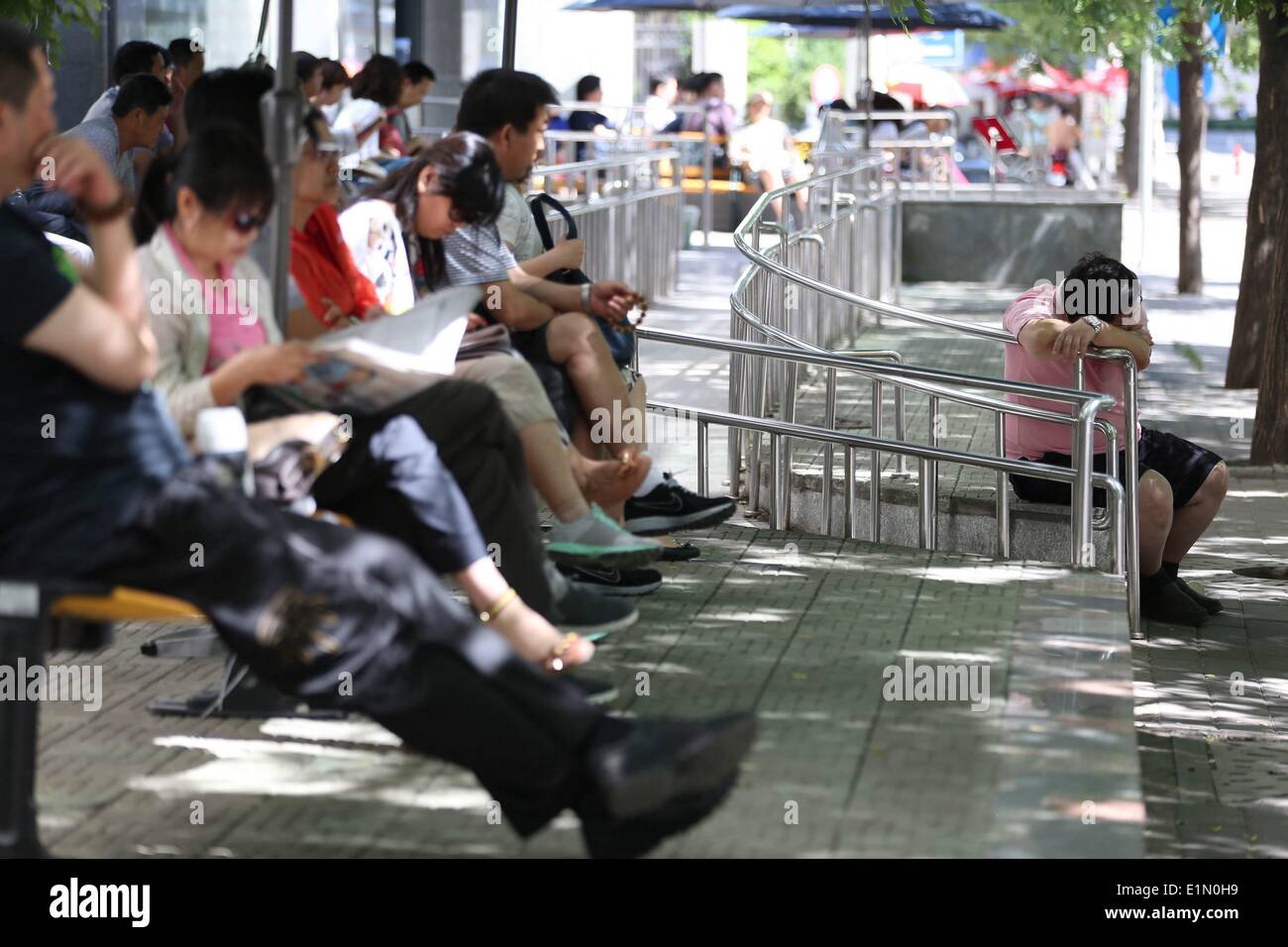 Beijing, Chine. 7 juin, 2014. Les parents d'attendre les candidats 'gaokao' en dehors d'un examen de l'emplacement de l'école nationale Examen d'entrée à Erlonglu High School, à Beijing, capitale de la Chine, le 7 juin 2014. L'examen, connu comme le 'gaokao', a commencé samedi. Un total de 9,39 millions de personnes se sont inscrits à l'examen cette année à 6,98 millions de postes vacants dans les universités et les collèges. © Jin Liwang/Xinhua/Alamy Live News Banque D'Images