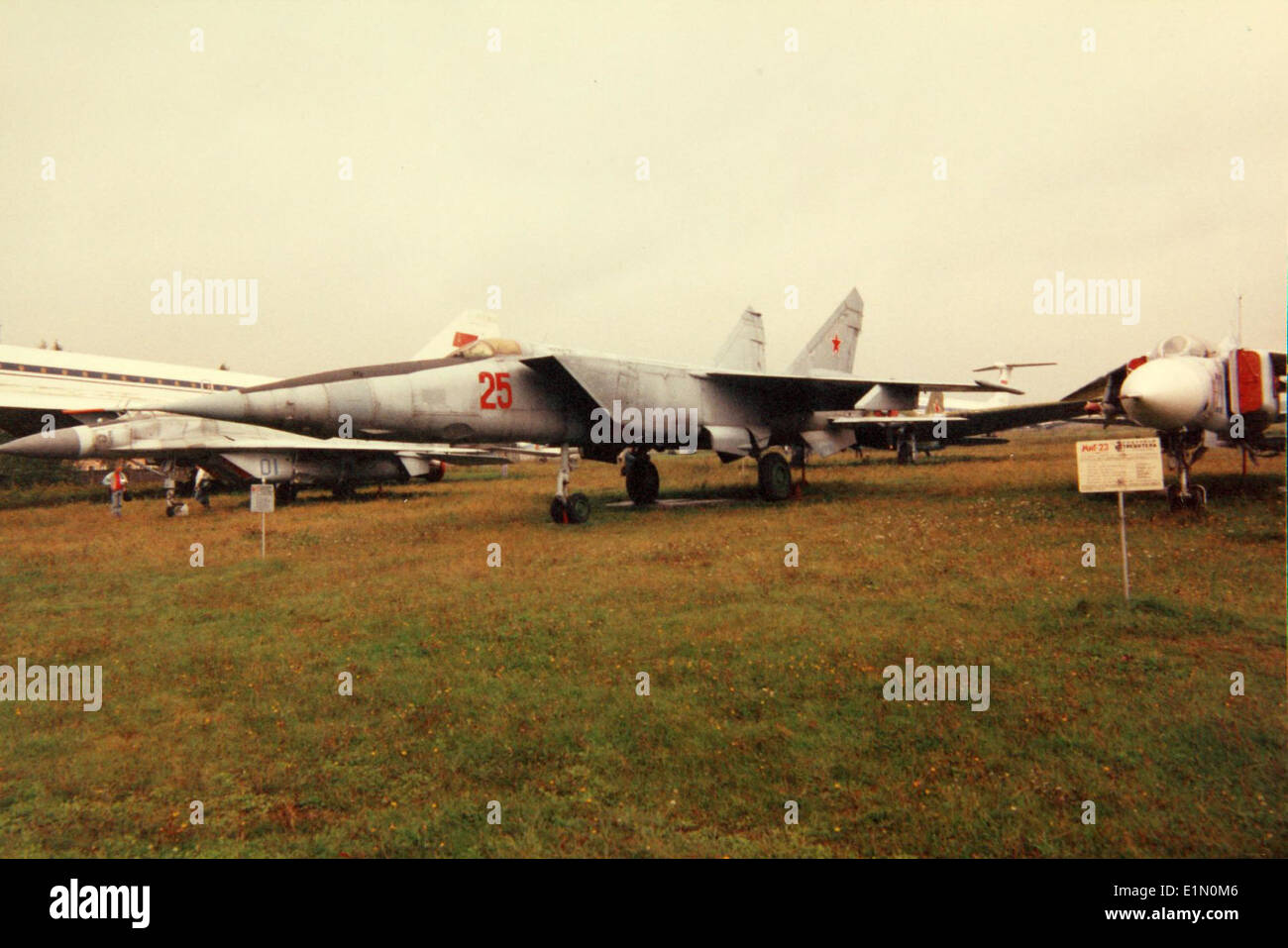 Le Mikoyan MiG-25 Foxbat est un avion d'interception et de reconnaissance de l'ère soviétique conçu pendant la guerre froide. Connu pour sa vitesse exceptionnelle et ses capacités en haute altitude, le MiG-25 était l'un des avions les plus rapides au monde et a servi dans des opérations militaires défensives et offensives. Banque D'Images