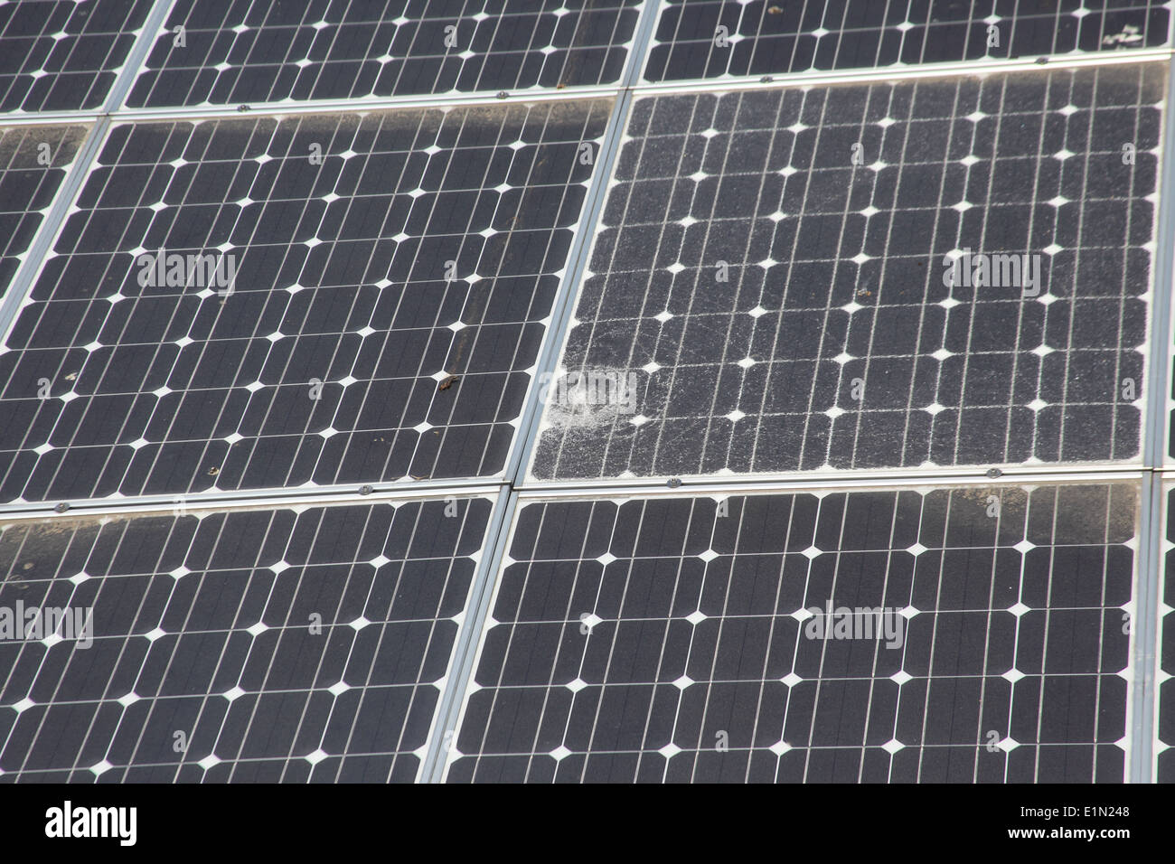 Panneaux solaires à Eden Project Cornwall Banque D'Images