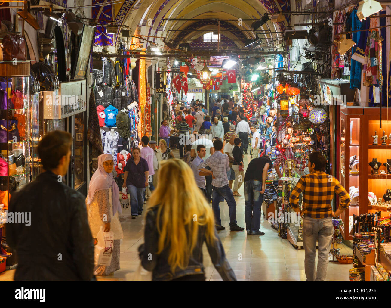 Istanbul, Turquie. Shopping dans une zone de passage de l'Kapali Carsi, le Grand Bazar. Banque D'Images