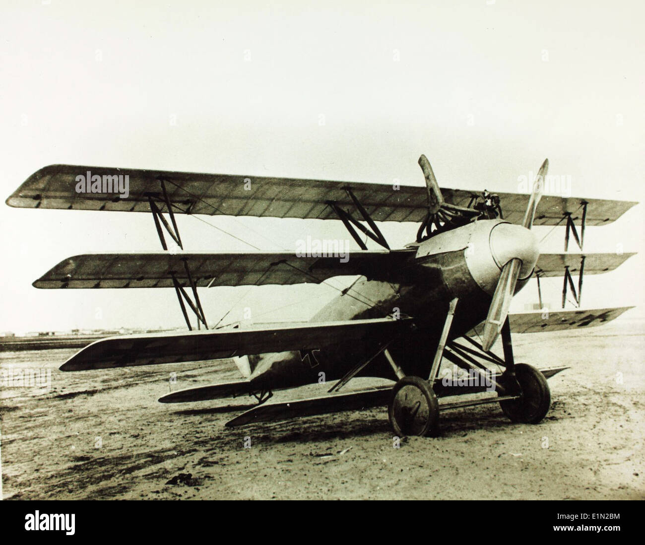Le Naglo Bootswerft Quadruplan est un avion historique unique du début du XXe siècle, connu pour son design inhabituel avec quatre ailes. Construit par le Naglo Bootswerft en Allemagne, cet avion expérimental a exploré le potentiel des conceptions à ailes multiples pendant les années de formation de l'aviation. Banque D'Images Le Naglo Bootswerft Quadruplan est un avion historique unique du début du XXe siècle, connu pour son design inhabituel avec quatre ailes. Construit par le Naglo Bootswerft en Allemagne, cet avion expérimental a exploré le potentiel des conceptions à ailes multiples pendant les années de formation de l'aviation. Banque D'Images