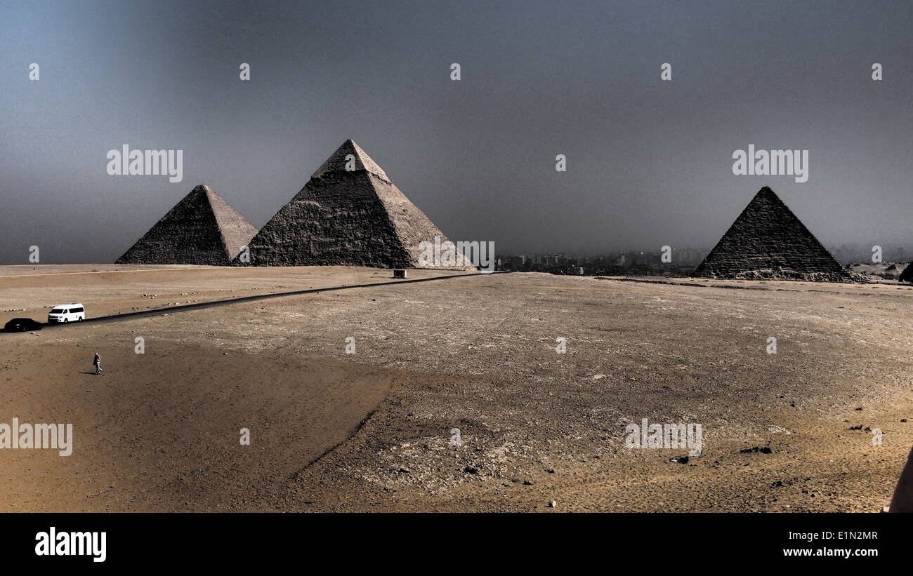 Gauche : Grande Pyramide (Khufu). Milieu : Pyramide de Khaefre (Khephren). Droite : Menkaourê (Mykérinos , pyramide). Giza, Egypte. Banque D'Images