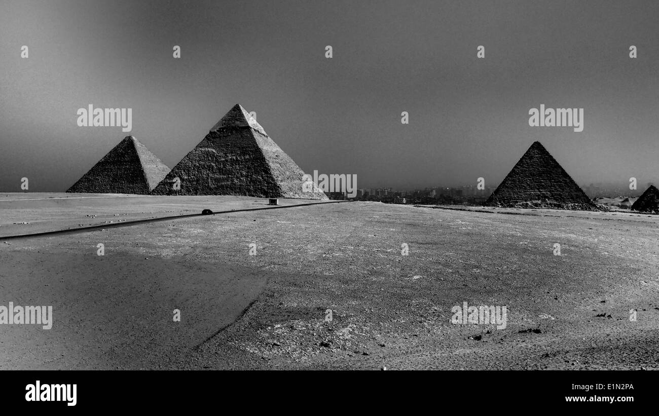 Gauche : Grande Pyramide (Khufu). Milieu : Pyramide de Khaefre (Khephren). Droite : Menkaourê (Mykérinos , pyramide). Giza, Egypte. Banque D'Images