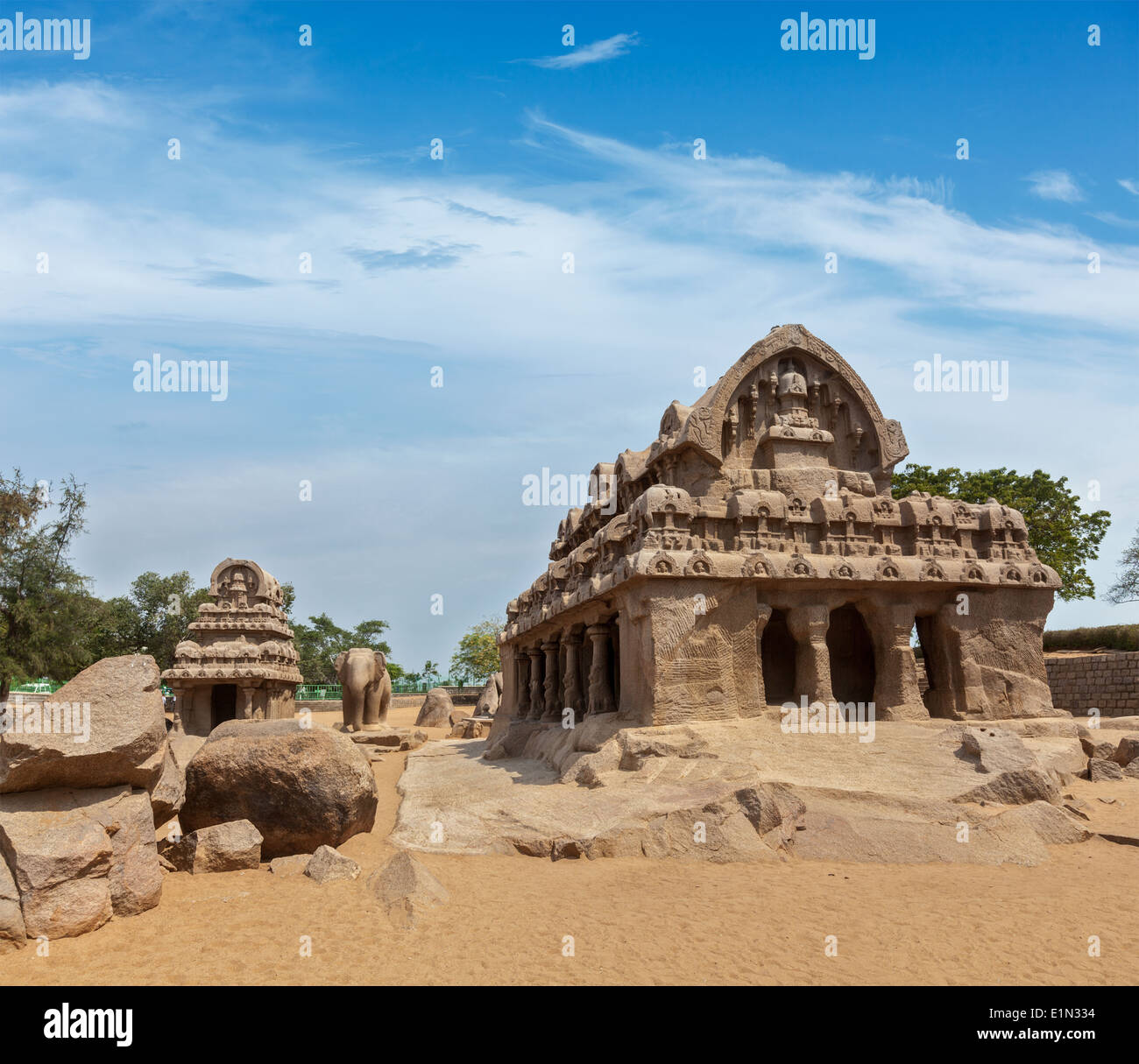 - Cinq rathas monolithiques hindoue antique Indian rock-cut architecture. Mahabalipuram, Tamil Nadu, Inde du Sud Banque D'Images