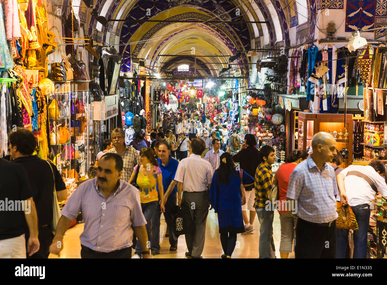 Istanbul, Turquie. Shopping dans une zone de passage de l'Kapali Carsi, le Grand Bazar. Banque D'Images