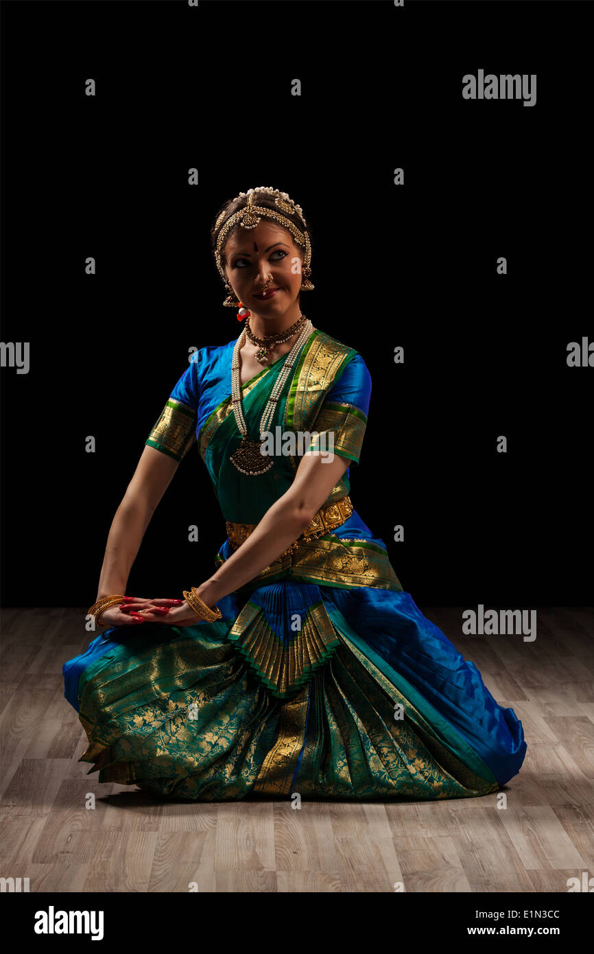 Belle fille danseuse de danse classique indienne Bharatanatyam Banque D'Images