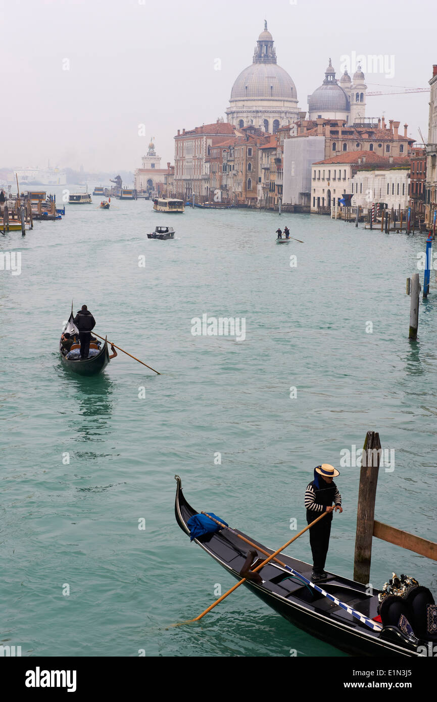 Italie, Vénétie, Venise, l'église Santa Maria della Salute et canal Banque D'Images