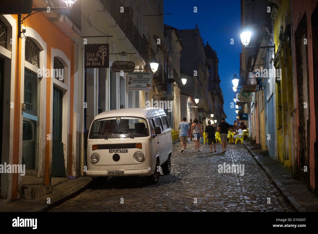 SALVADOR, BRÉSIL - 13 octobre 2013 : Volkswagen Kombi van classique, qui a pris fin en 2013, la production est stationné dans le Pelourinho Banque D'Images