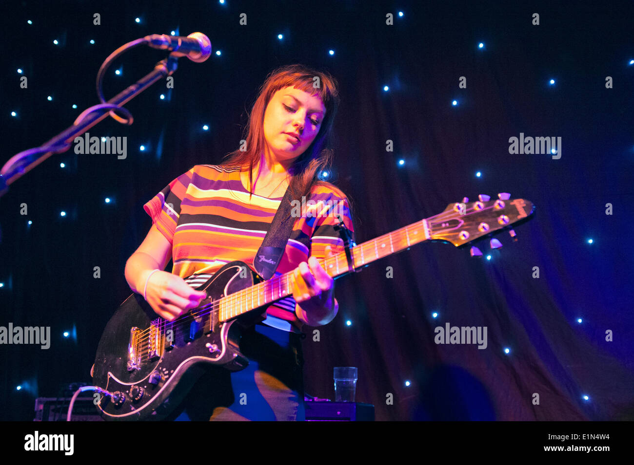 Le chanteur compositeur Angel Olsen en concert à l'Hare & Hounds, King's Heath, Birmingham, UK. Banque D'Images