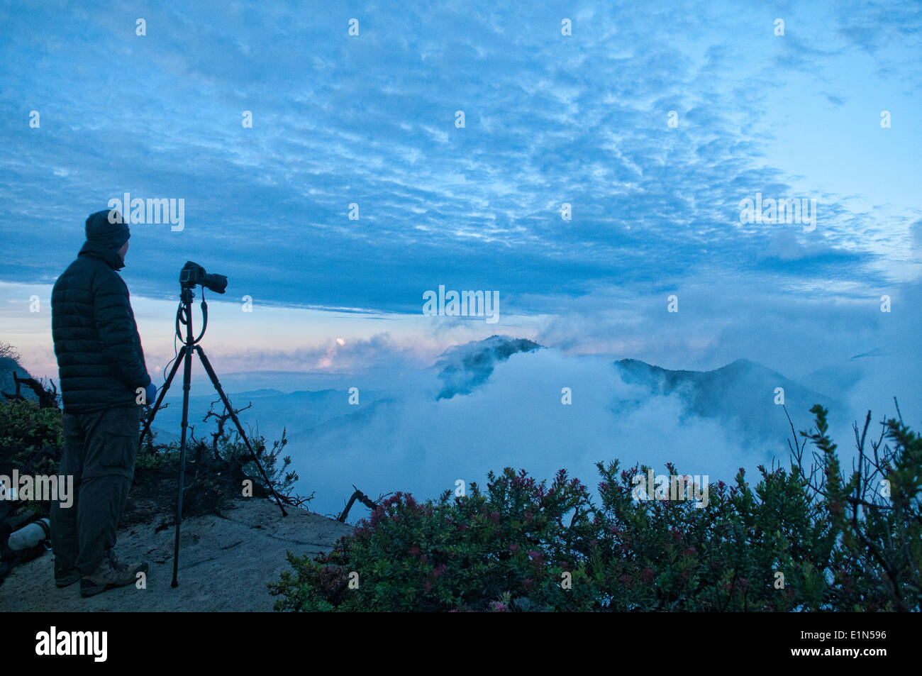 Photographe à l'aube sur le Kawah Ijen cratère volcanique, Java, Indonésie Banque D'Images