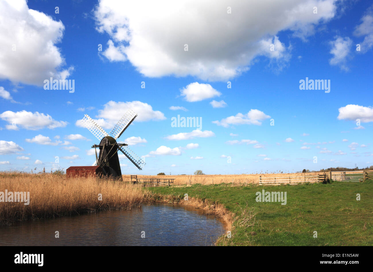 Vue d'Herringfleet Herringfleet au moulin de Drainage Smock, Suffolk, Angleterre, Royaume-Uni.. Banque D'Images