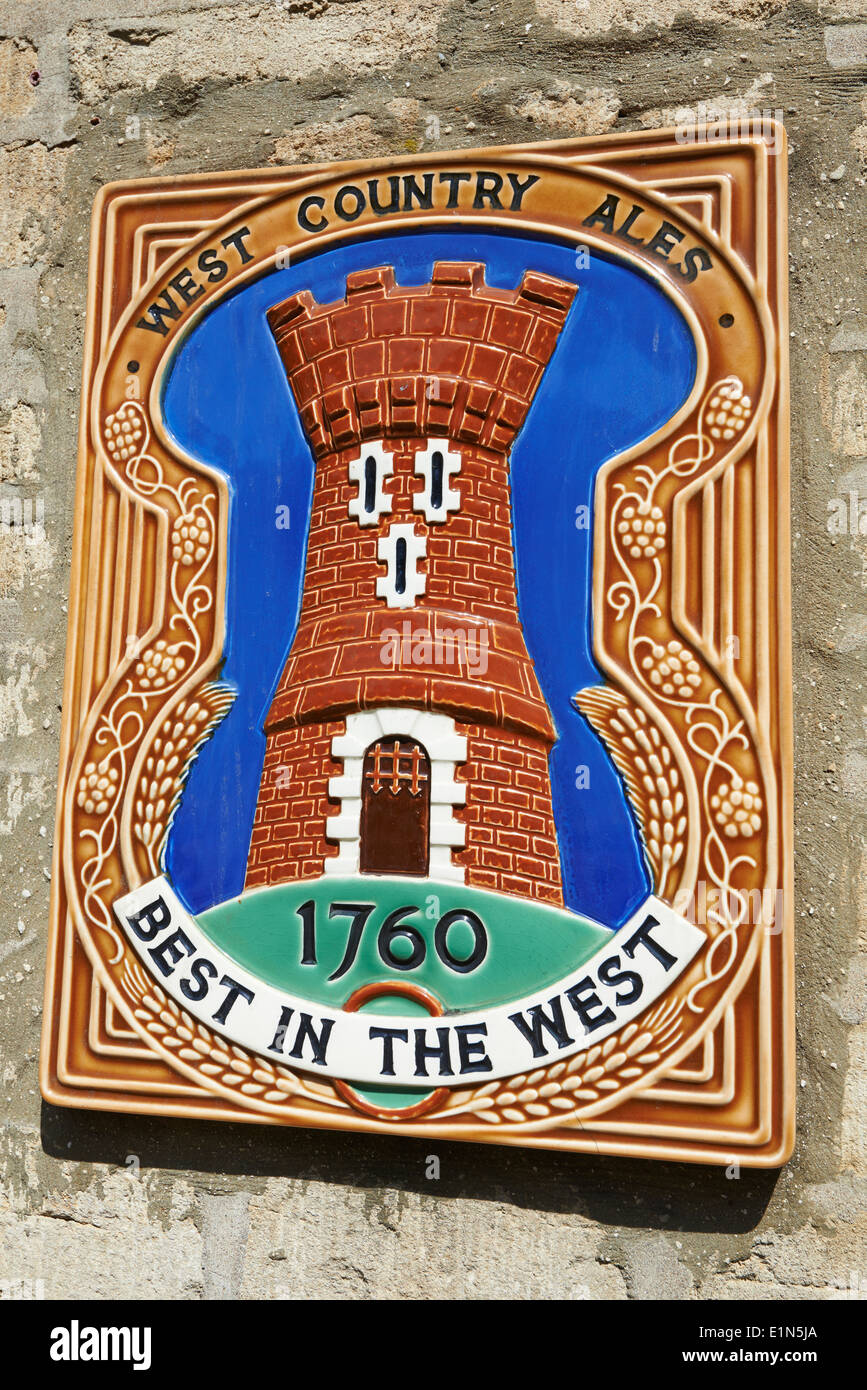 Pays de l'ouest en céramique Ales plaque sur le mur de la Marlborough Arms Pub Cirencester Gloucestershire UK Banque D'Images