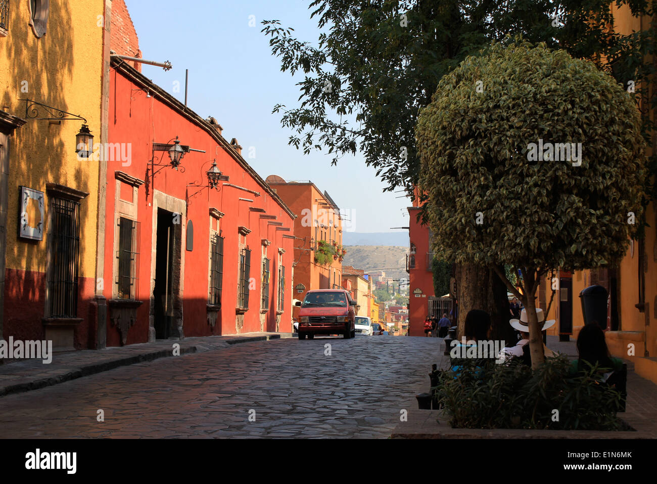 En regardant une rue pavée bordée de maisons colorées à San Miguel de Allende, Guanajuato, Mexique / Calle en San Miguel Banque D'Images