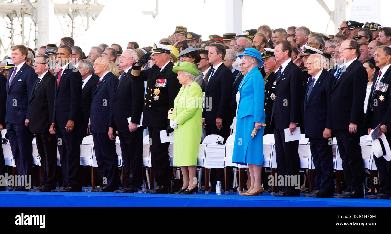 Normandie, France. 06 Juin, 2014. Le Roi Willem-Alexander des Pays-Bas (première rangée, L-R), le président polonais Bronislaw Komorowski, le président américain Barack Obama, président de la République italienne Giorgio Napolitano, le président slovaque Ivan Gasparovic, le Roi Harald V de Norvège, la reine Elizabeth II, la Reine Margrethe II de Danemark, le Grand-Duc Henri de Luxembourg, le président grec Karolos Papoulias, le Prince Albert II de Monaco, Gouverneur général de la Nouvelle-Zélande Jerry Mateparae pendant le 70e anniversaire du débarquement, à Sword Beach, de Ouistreham, Normandie, France, 06 juin 2014. © AFP PHOTO/Alamy alliance Banque D'Images