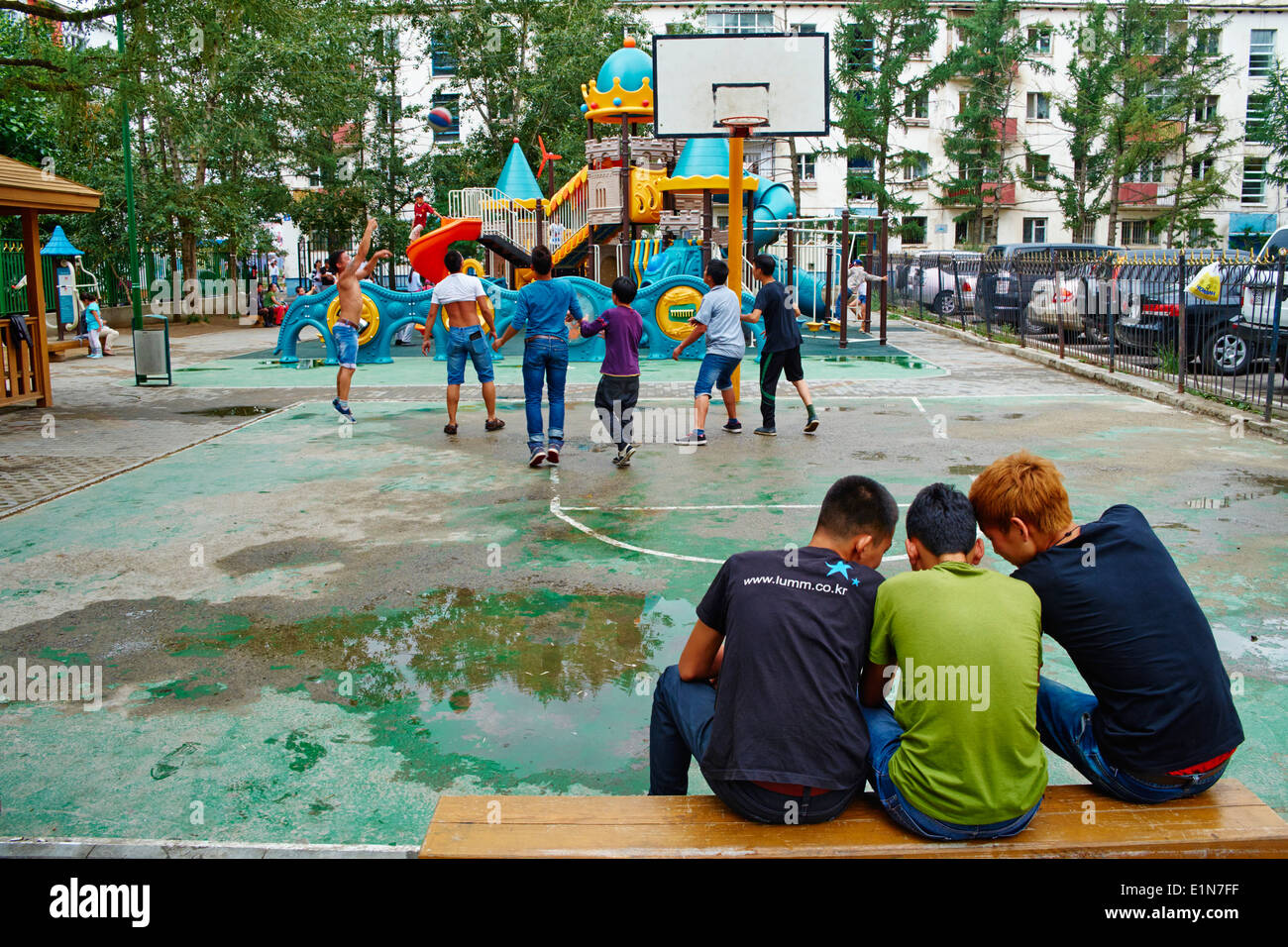 La Mongolie, Oulan Bator, joueurs de basket-ball dans le centre-ville Banque D'Images