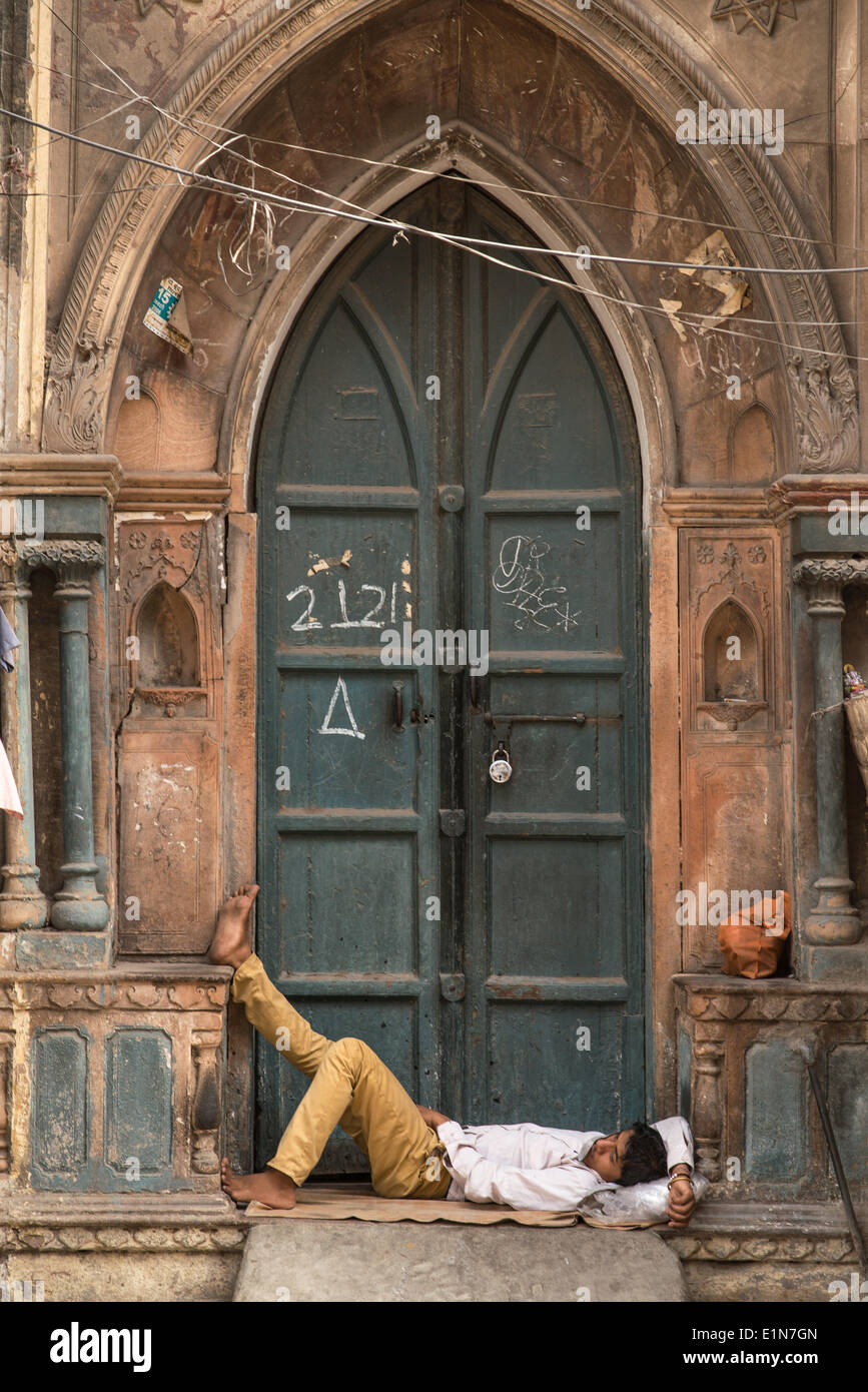 Un homme prend une sieste à l'ombre pendant le soleil de l'après-midi à Delhi quand la température atteint plus de 48 degrés aujourd'hui. L'enregistrement des températures plus élevées pour le mois de juin ont déjà été enregistrés cette semaine comme les prévisions annoncent encore plus de chaleur à venir. 2014 Crédit : Kevin Su /Alamy Live News Banque D'Images