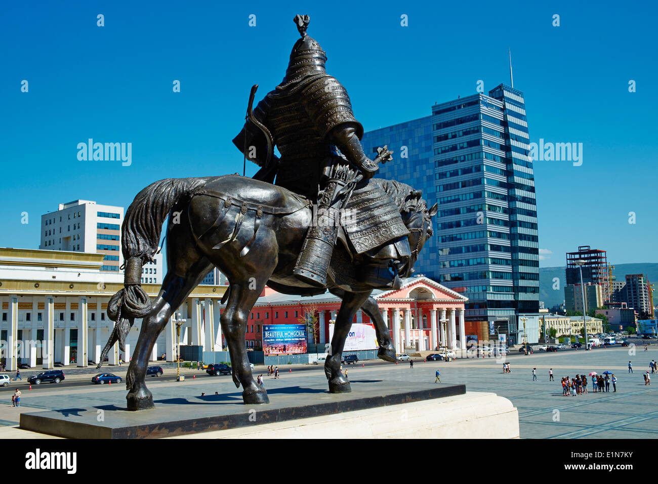La Mongolie, Oulan Bator, soldat Mongol Sukhbaatar Square, statue devant le parlement Banque D'Images