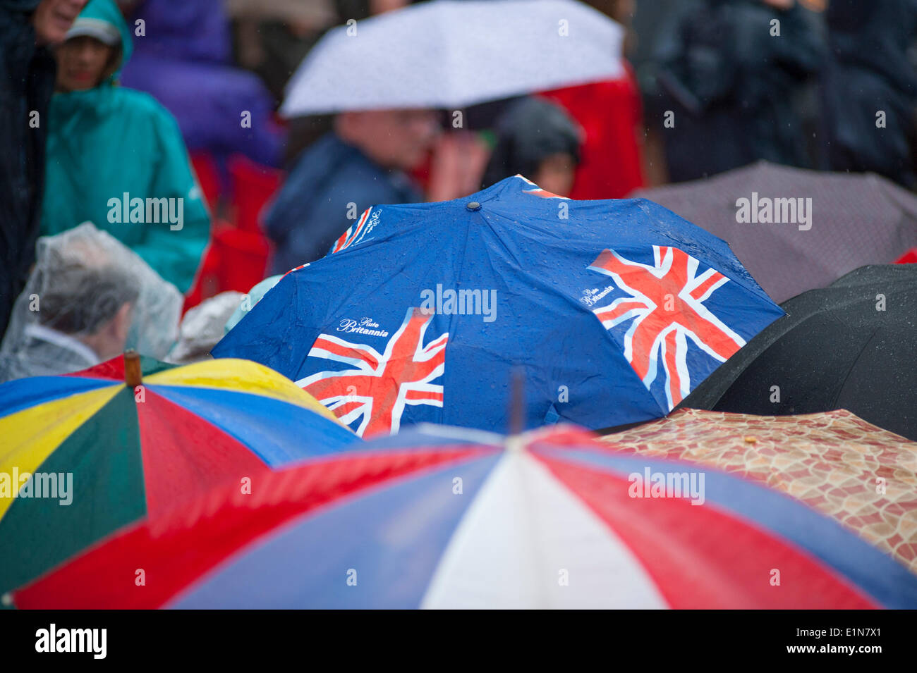 Horse Guards, Londres UK. 7 juin 2014. La répétition générale du Défilé de l'anniversaire de la Reine, l'examen du Colonel, commence dans une pluie torrentielle le trempage des spectateurs, un parapluie Rule Britannia s'élève au-dessus du reste. Credit : Malcolm Park editorial/Alamy Live News Banque D'Images