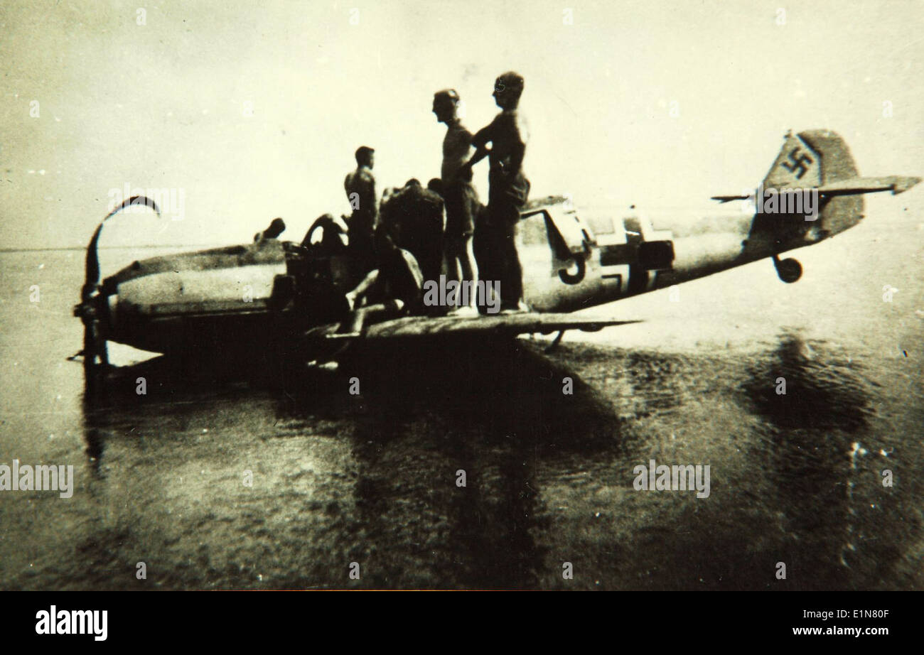 Le Messerschmitt BF 109b, un chasseur allemand de la Luftwaffe, a été impliqué dans un atterrissage forcé pendant la IIe Guerre mondiale connu pour son agilité et sa puissance, le BF 109 a joué un rôle important dans la guerre, en particulier dans les combats aériens et les opérations de défense. Banque D'Images