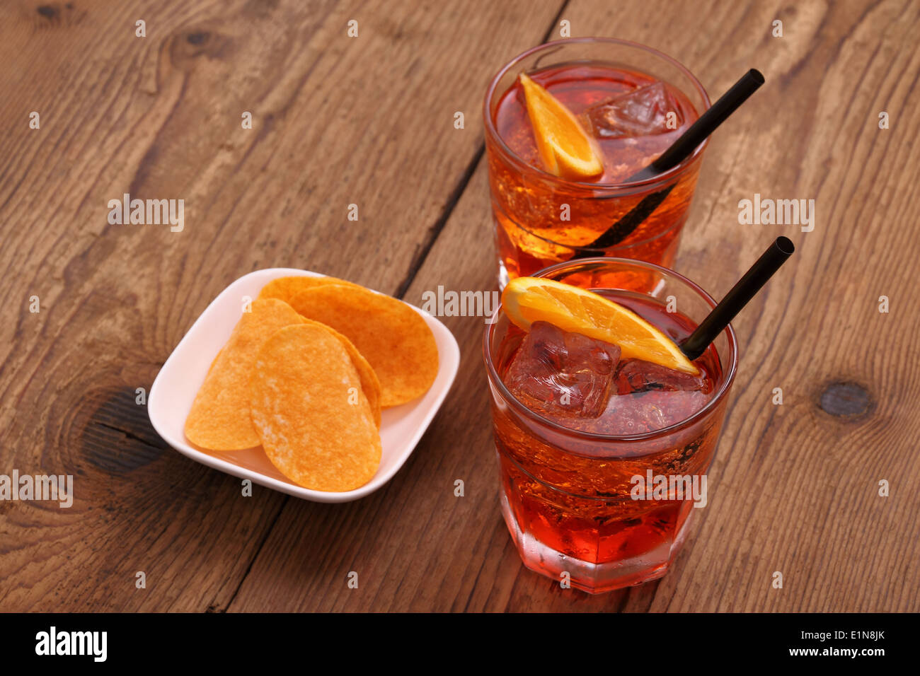 Apéritif Spritz - deux cocktail orange, glaçons, croustilles, vue du dessus Banque D'Images