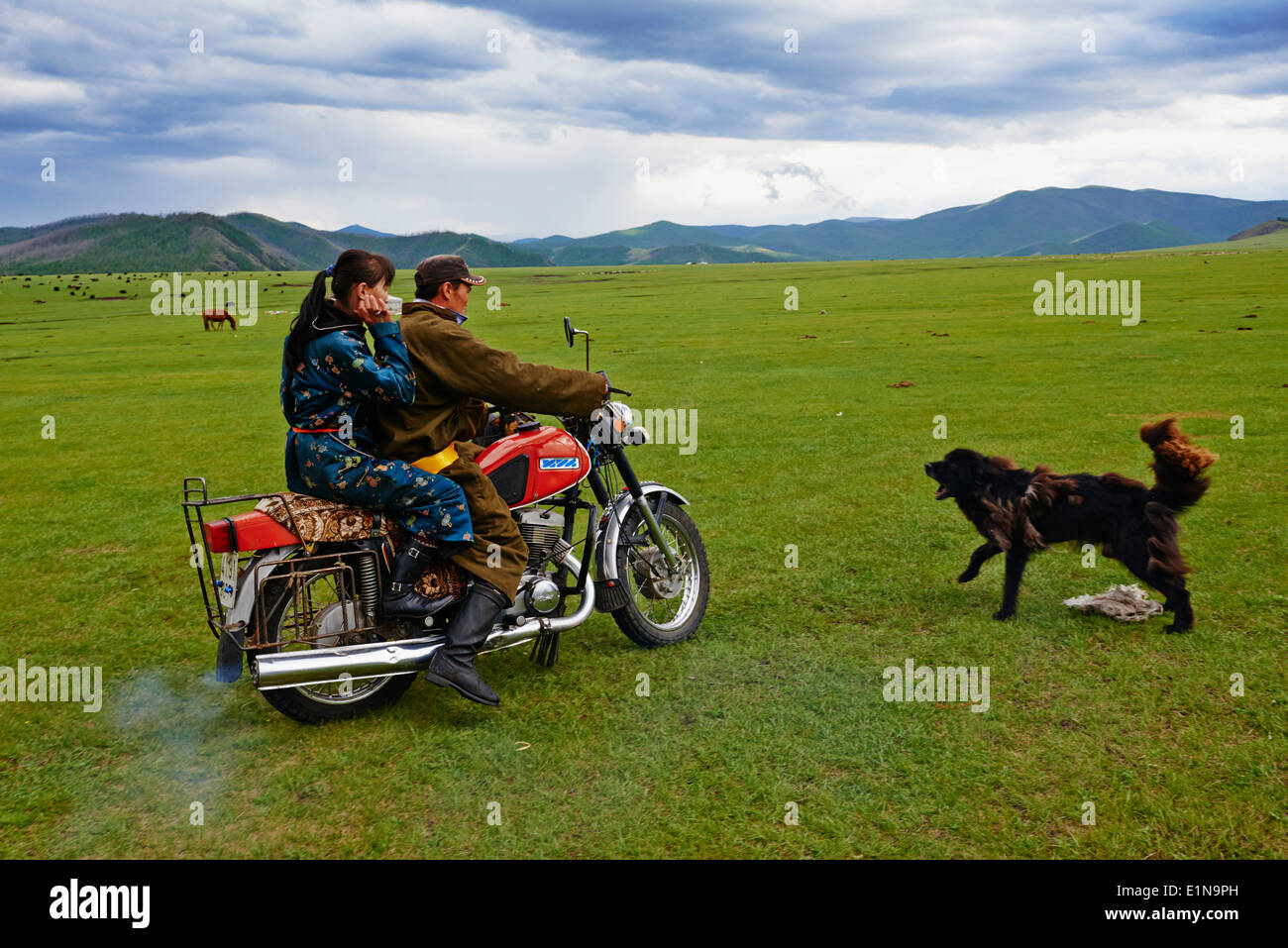 La Mongolie, province Övörkhangaï, Okhon valley, Nomad avec moto Banque D'Images
