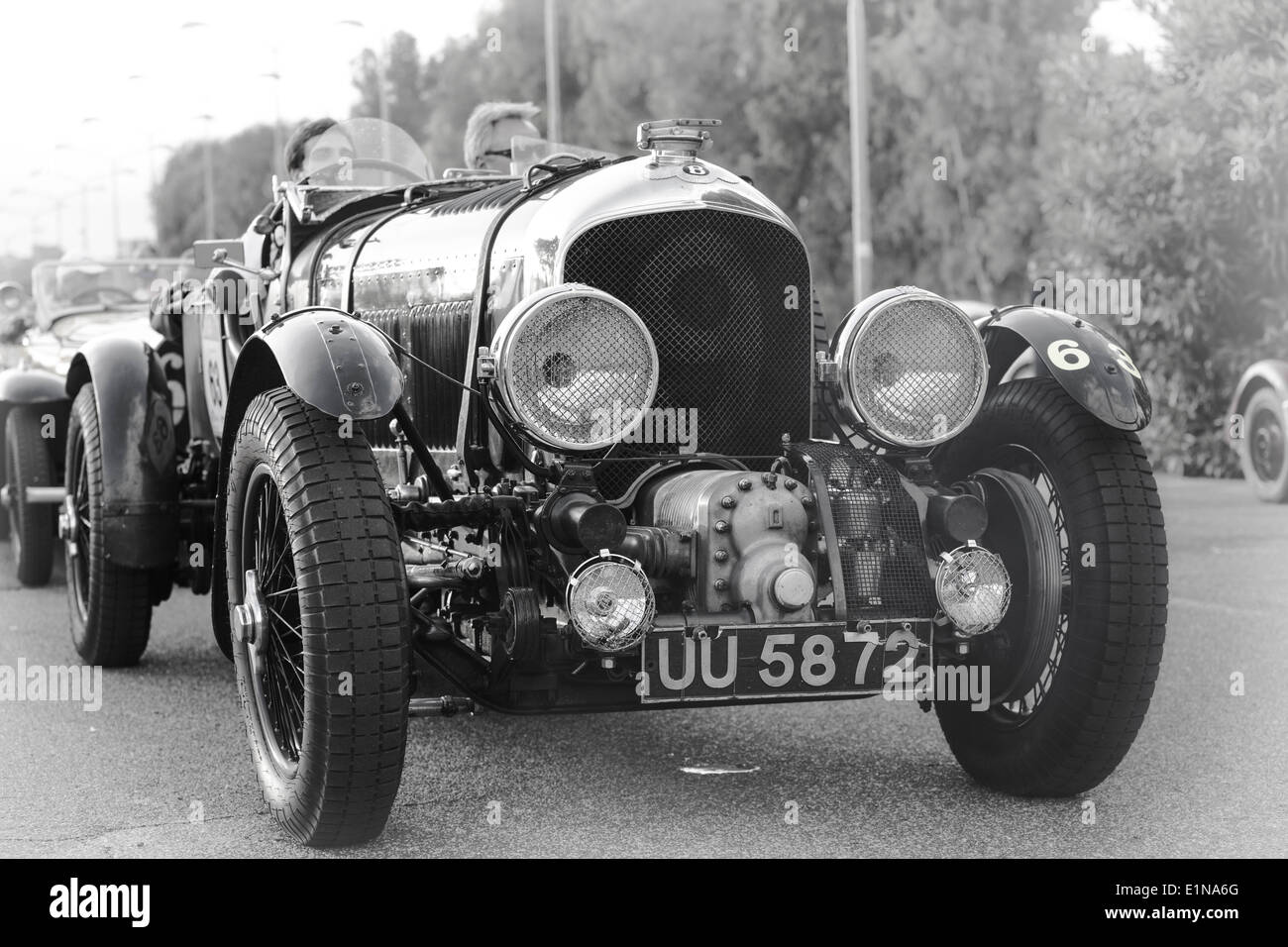 1930 Bentley 4.5 litre au début de la 3e étape du rallye de voitures classiques Mille Miglia en Italie. Banque D'Images