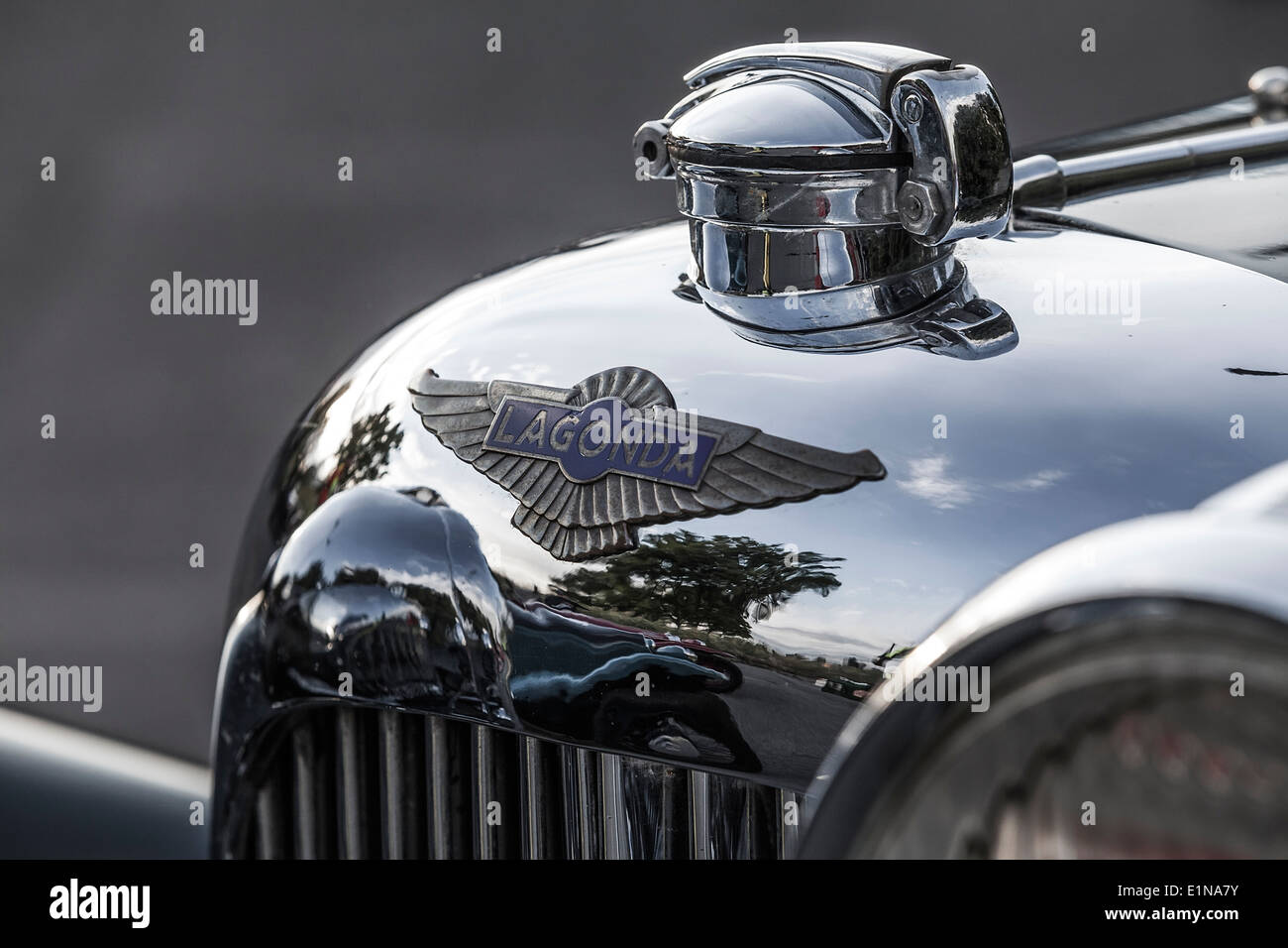 Détail montrant un insigne et le radiateur d'une Lagonda classic car Banque D'Images