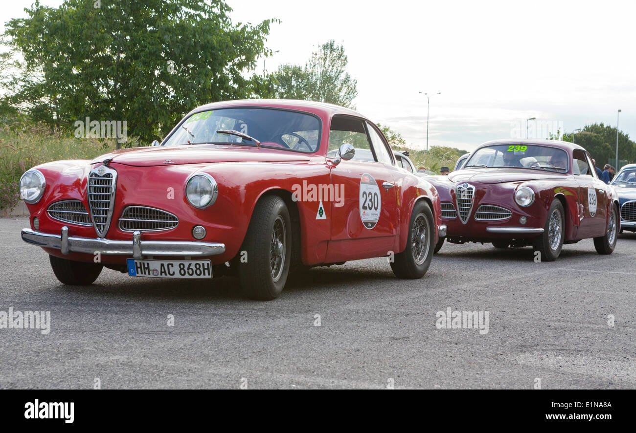 Alfa Romeo 1900 Sprint Pinin Farina de 1952 et Alfa Romeo Sprint Coupè Touring line jusqu'à la jambe 4e début de 2014 Miglia 1000 Banque D'Images