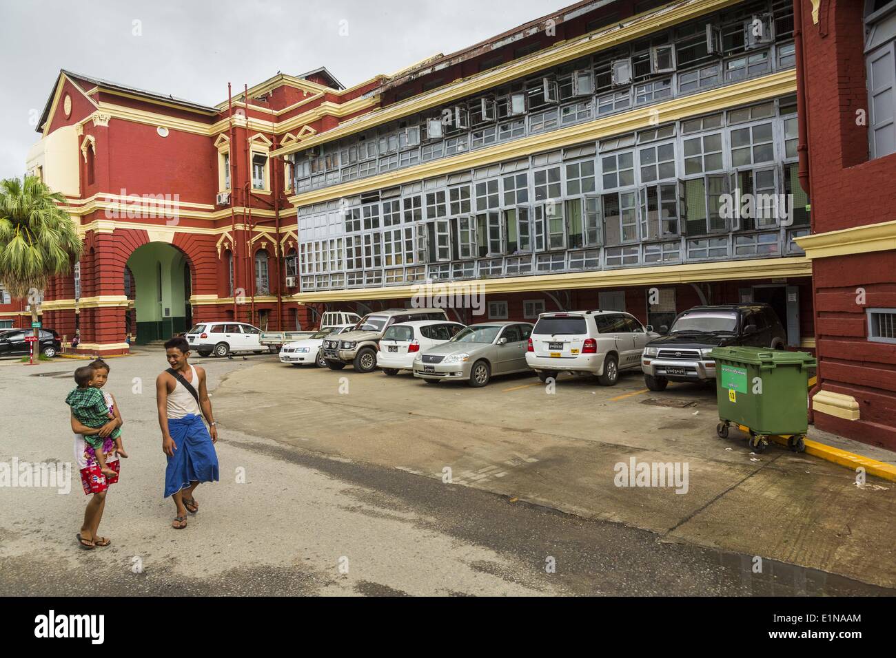 Yangon, Yangon, Myanmar Région. 7 juin, 2014. L'aile principale de l'Hôpital général de Rangoon. Yangon General Hospital est le plus grand hôpital de Myanmar. Elle a été ouverte en 1899 lorsque le Myanmar a été la colonie britannique de la Birmanie. Les principaux bâtiments, construits dans le style victorien, ont été construites en 1905. Yangon a la plus forte concentration de bâtiments de style colonial encore debout en Asie. Des efforts sont faits pour préserver les bâtiments mais beaucoup sont en mauvais état et non récupérable. © Jack Kurtz/ZUMAPRESS.com/Alamy Live News Banque D'Images