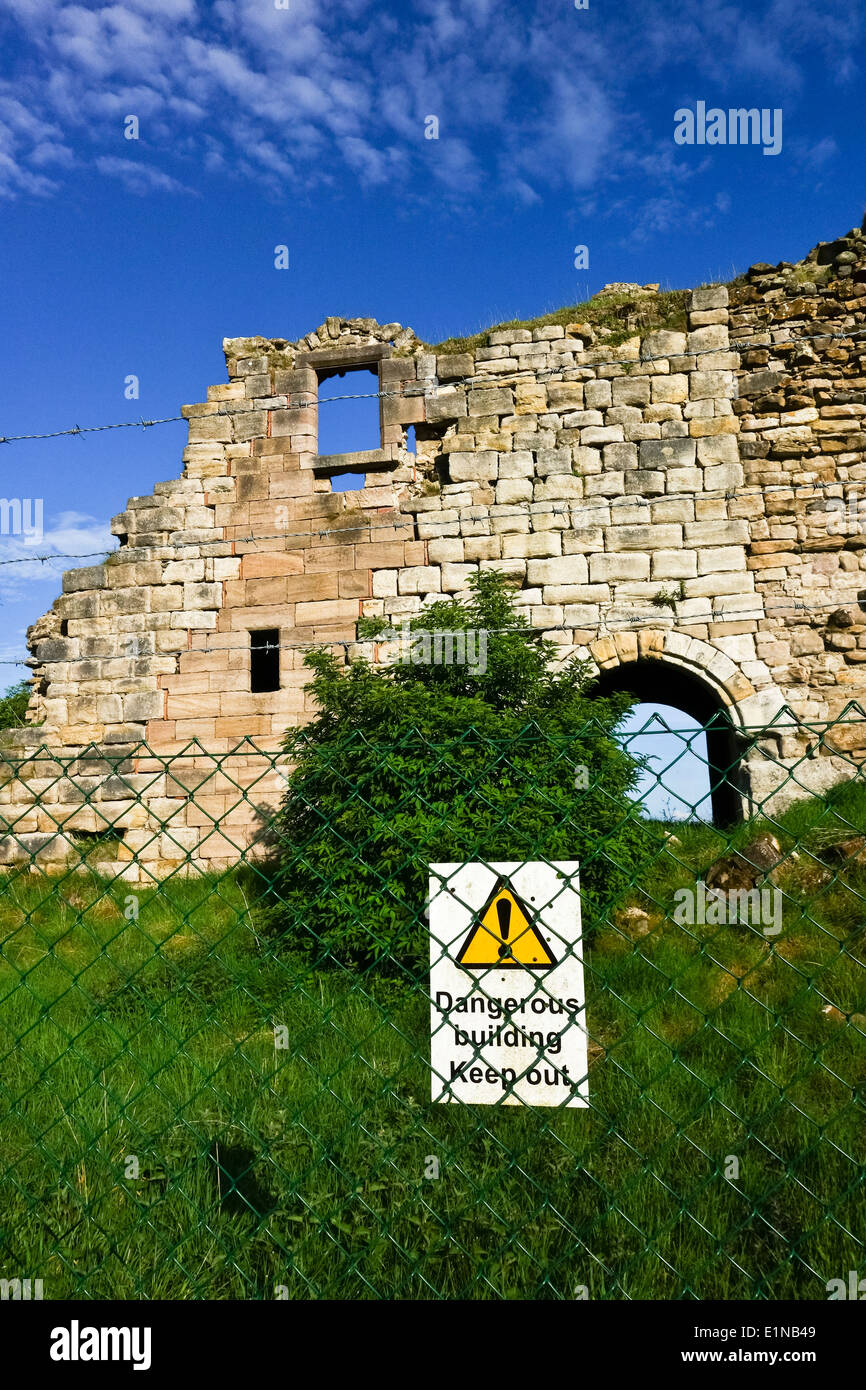 Clôture autour de ruine historique bâtiment dangereux tenir hors connexion Banque D'Images