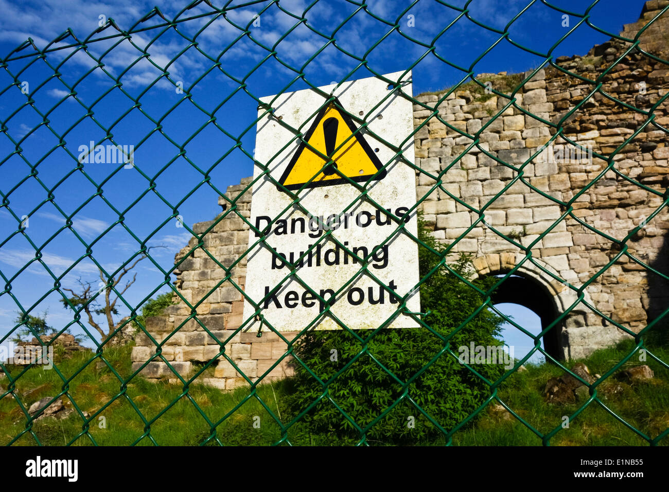 Clôture autour de ruine historique bâtiment dangereux tenir hors connexion Banque D'Images