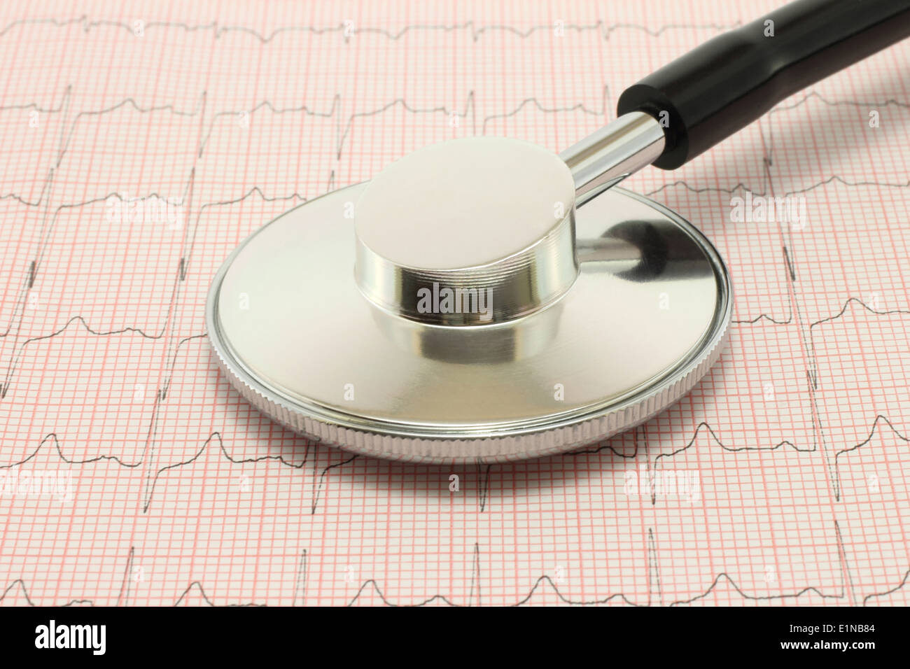 Phonendoscope médecine sur un cardiogramme close-up Banque D'Images