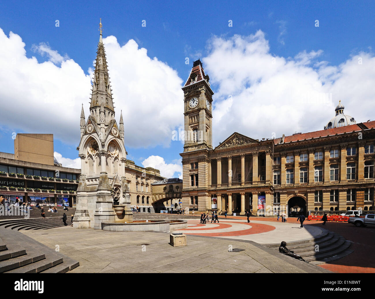 Chamberlain memorial à Chamberlain Square avec la tour de Birmingham museum and art gallery à l'arrière, Birmingham, UK Banque D'Images
