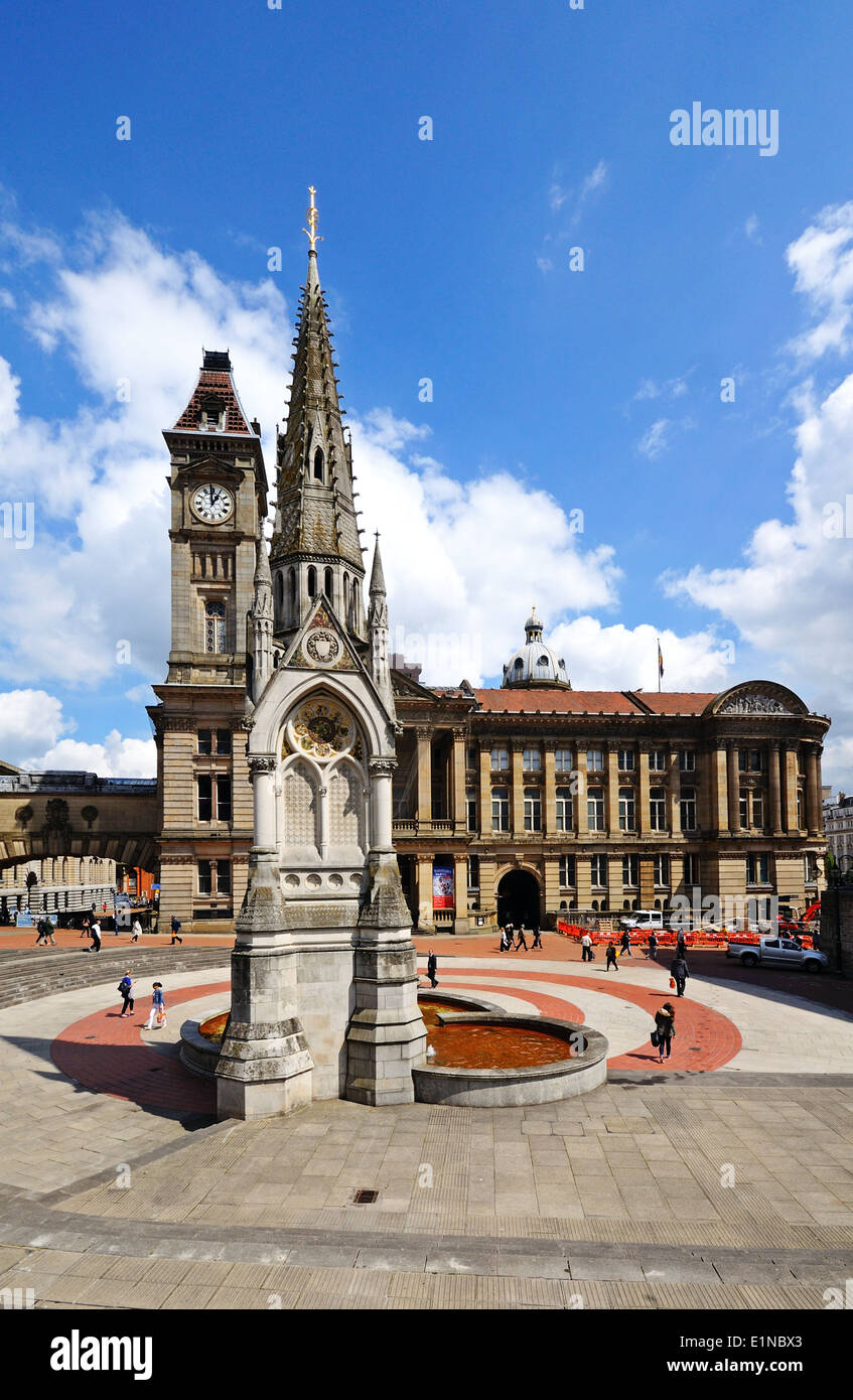 Chamberlain memorial à Chamberlain Square avec la tour de Birmingham museum and art gallery à l'arrière, Birmingham, UK Banque D'Images