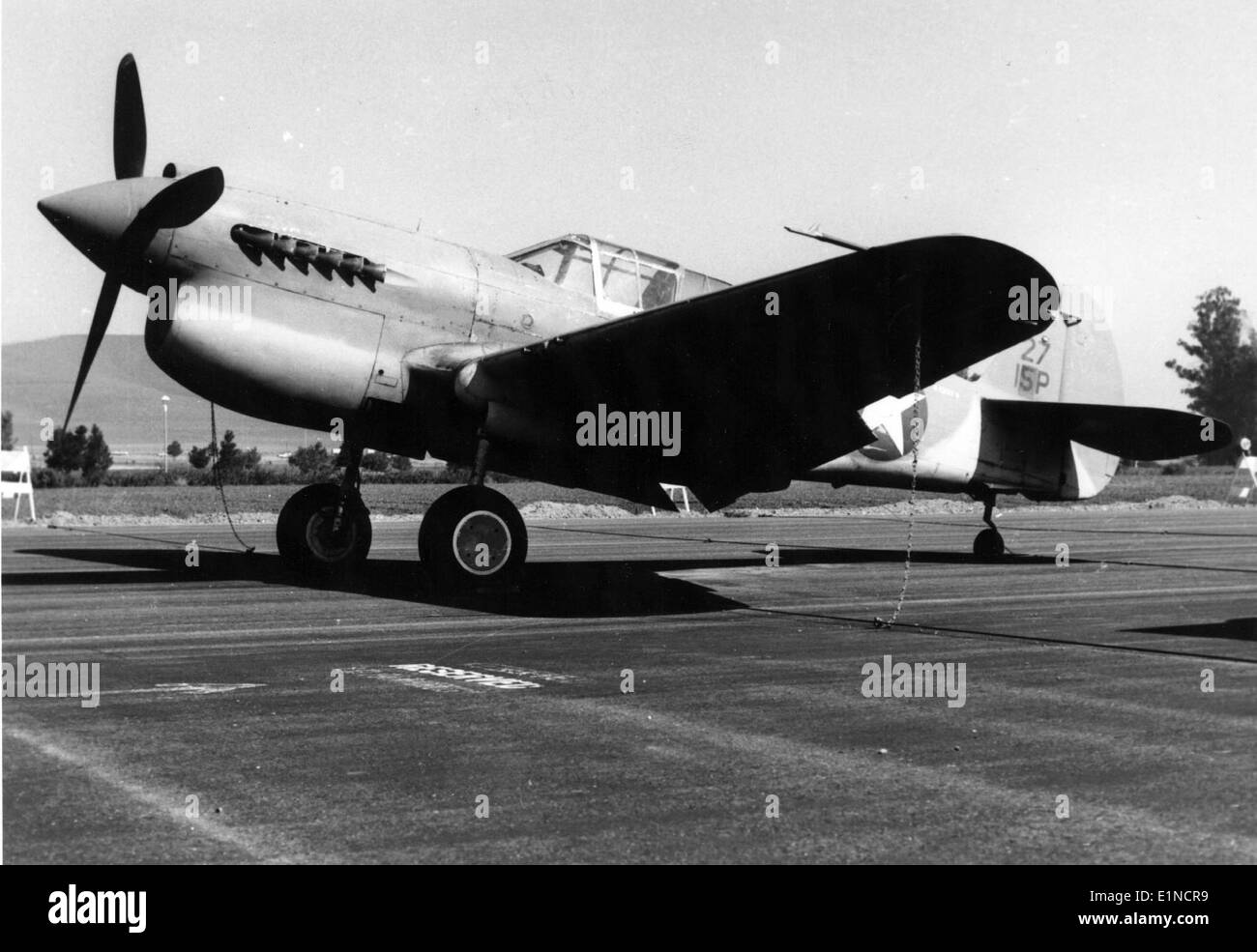 Le Curtiss P-40E Warhawk, qui fait partie de la collection Charles M. Daniels, était un avion de chasse américain de premier plan utilisé pendant la IIe Guerre mondiale. Il a gagné la renommée pour son rôle dans les théâtres du Pacifique et de l'Afrique du Nord, reconnu pour sa durabilité et son efficacité au combat. Banque D'Images