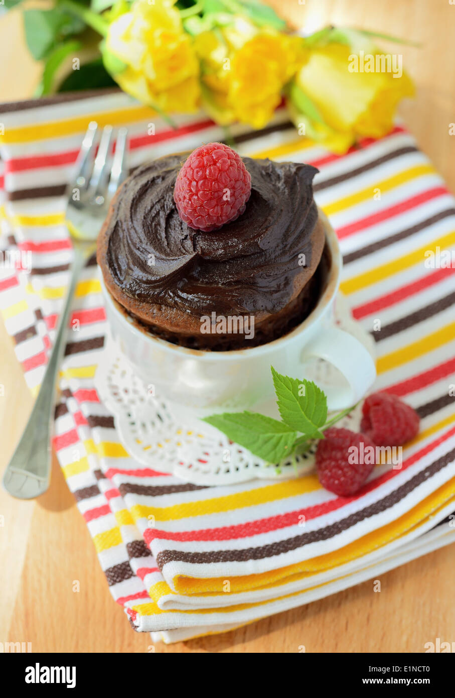 Gâteau au chocolat à la framboise fraîche dans une tasse Banque D'Images