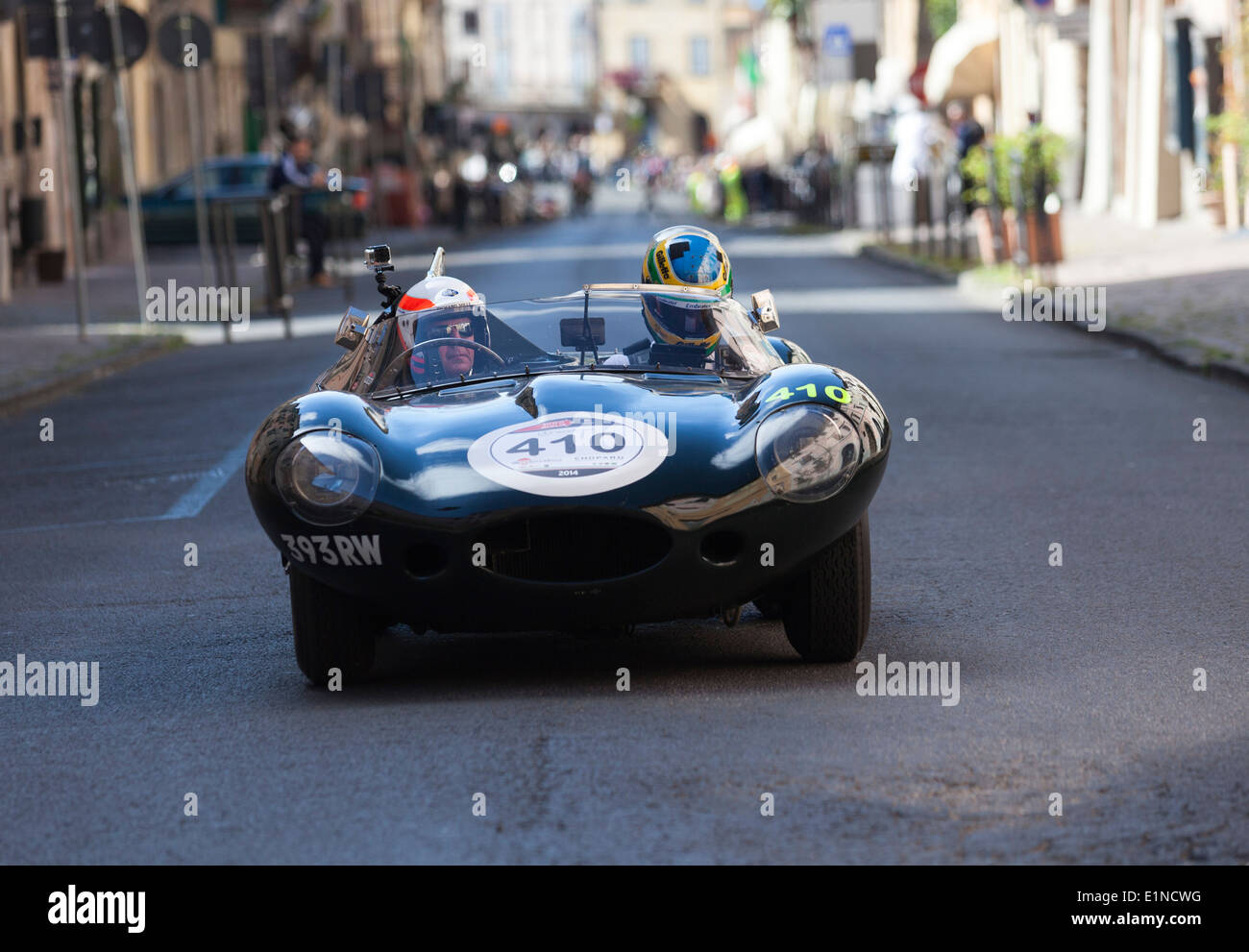 Ancien pilote de Formule 1 Martin Brundle prend une 1956 Jaguar D-Type à l'épreuve dans le Mille Miglia rallye de voitures classiques. Banque D'Images