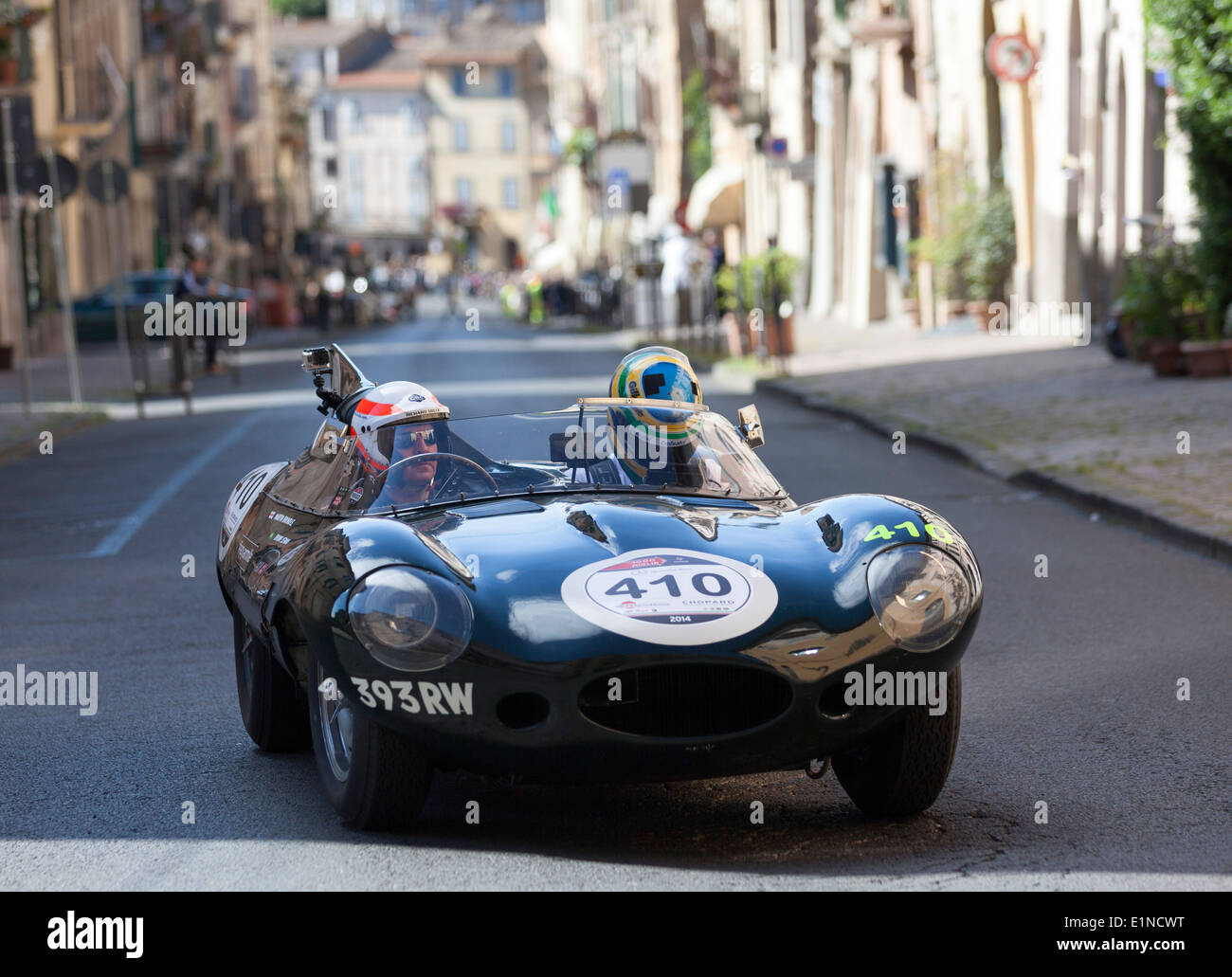 Ancien pilote de Formule 1 Martin Brundle prend une 1956 Jaguar D-Type à l'épreuve dans le Mille Miglia rallye de voitures classiques. Banque D'Images