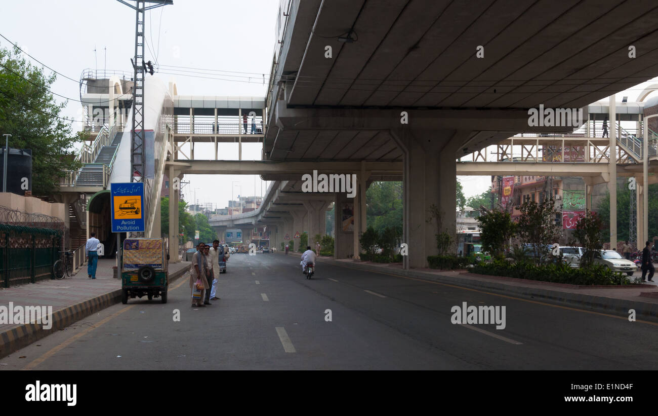 Nouveau service d'autobus sur le pont tête à Lahore, au Pakistan. Banque D'Images