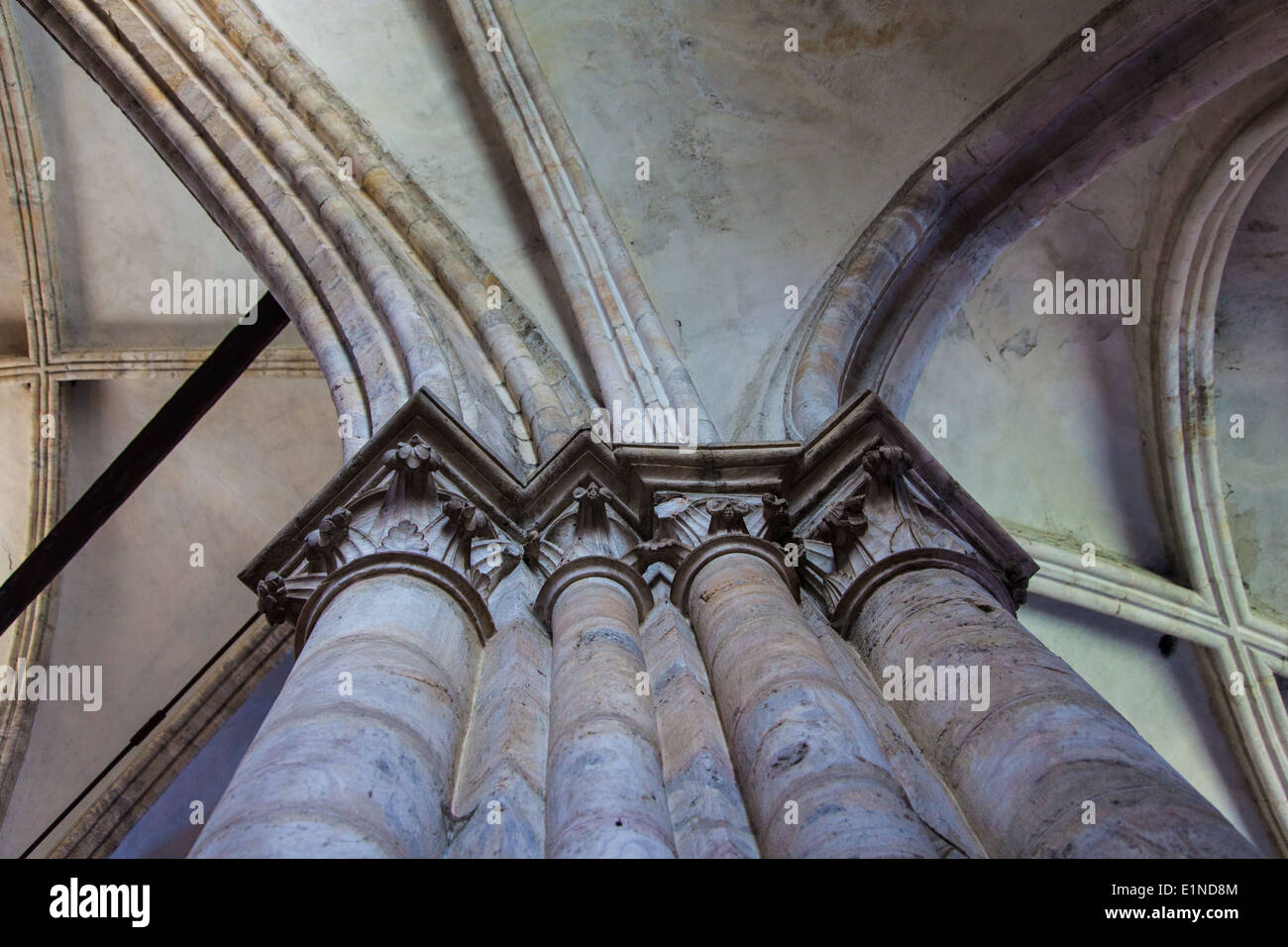 Image abstraite de l'appui de colonnes et arcades de la basilique de Valère, Sion, Suisse Banque D'Images