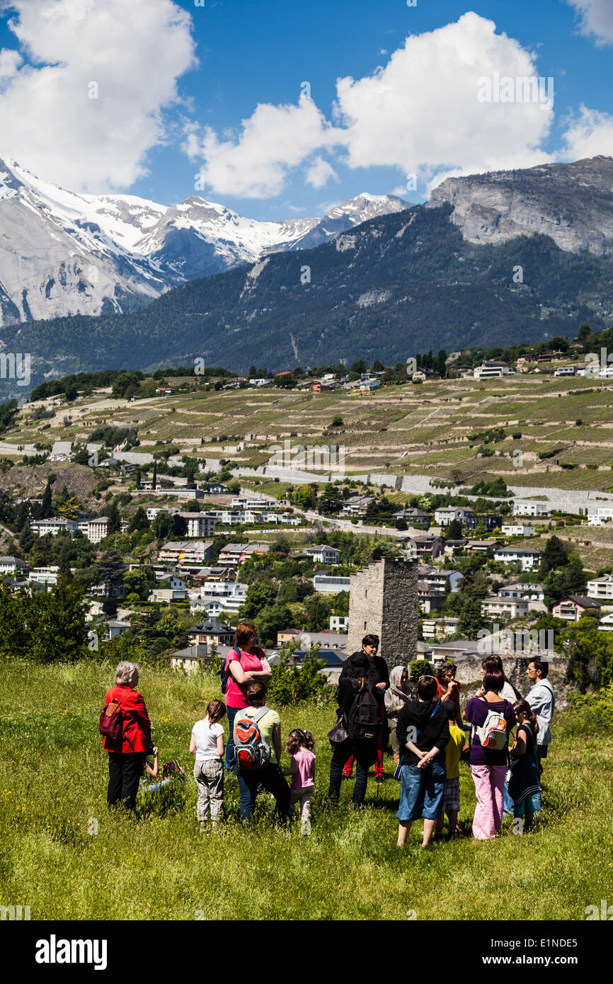 Voyages en groupe sur le terrain de la basilique de Valère à Sion, Suisse Banque D'Images