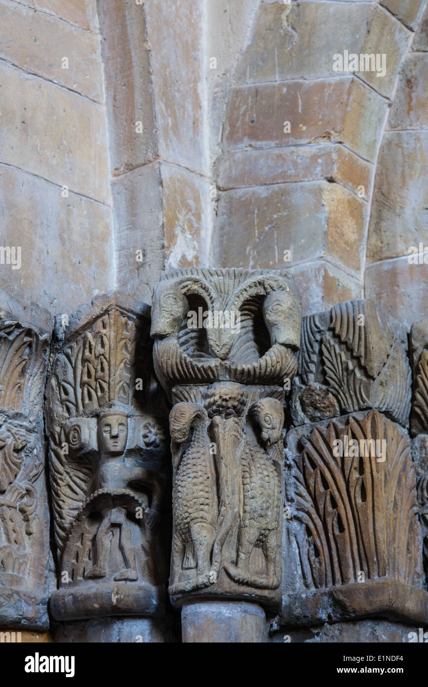 Sculptures décoratives en haut des colonnes de support dans la basilique de Valère, Sion, Suisse Banque D'Images
